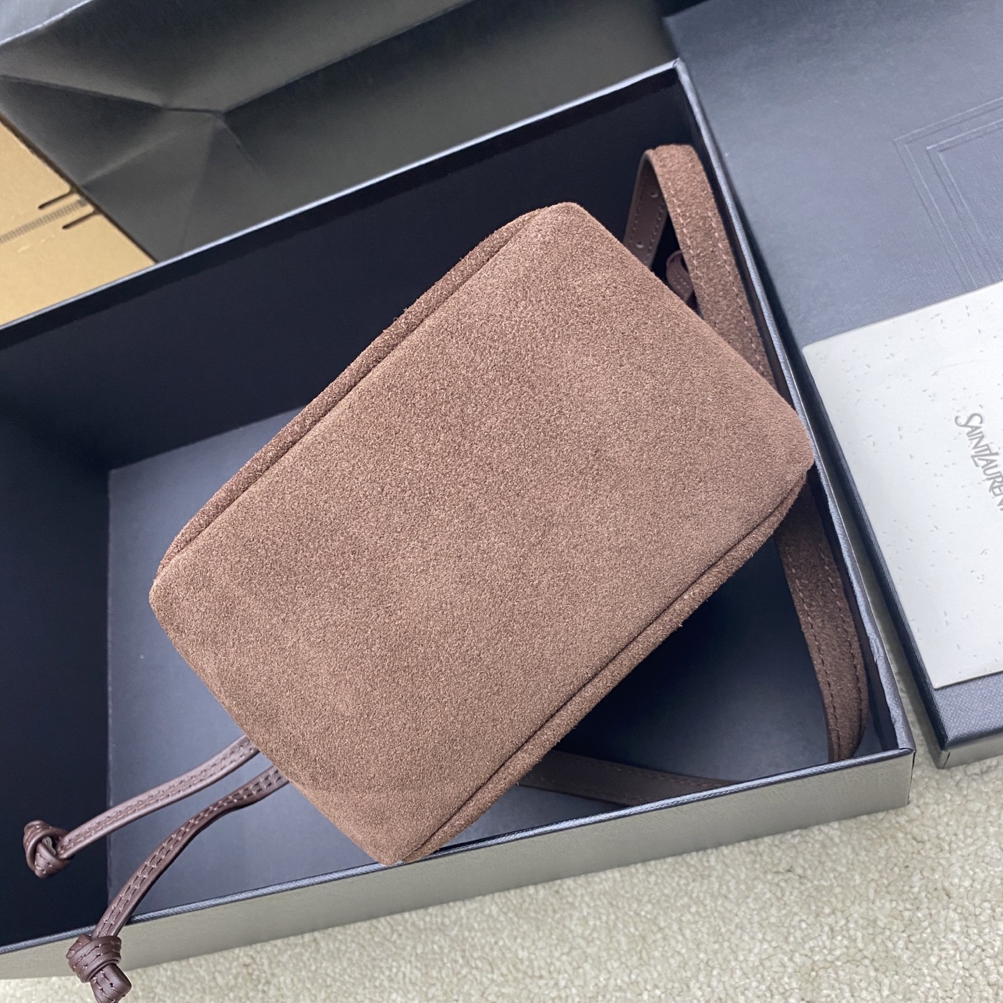 생로랑(YSL) 제이미 4.3 커피 브라운 스웨이드 미니(복주머니) 숄더백 가방