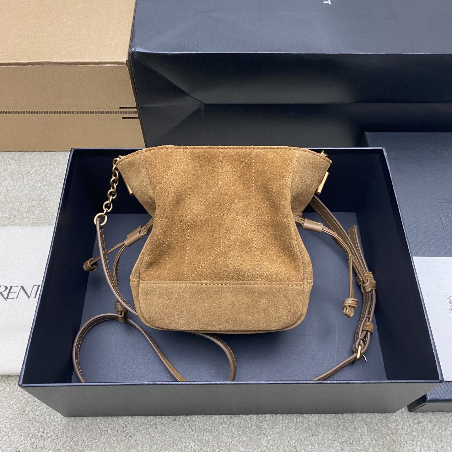 생로랑(YSL) 제이미 4.3 카라멜 브라운 스웨이드 미니(복주머니) 숄더백 가방