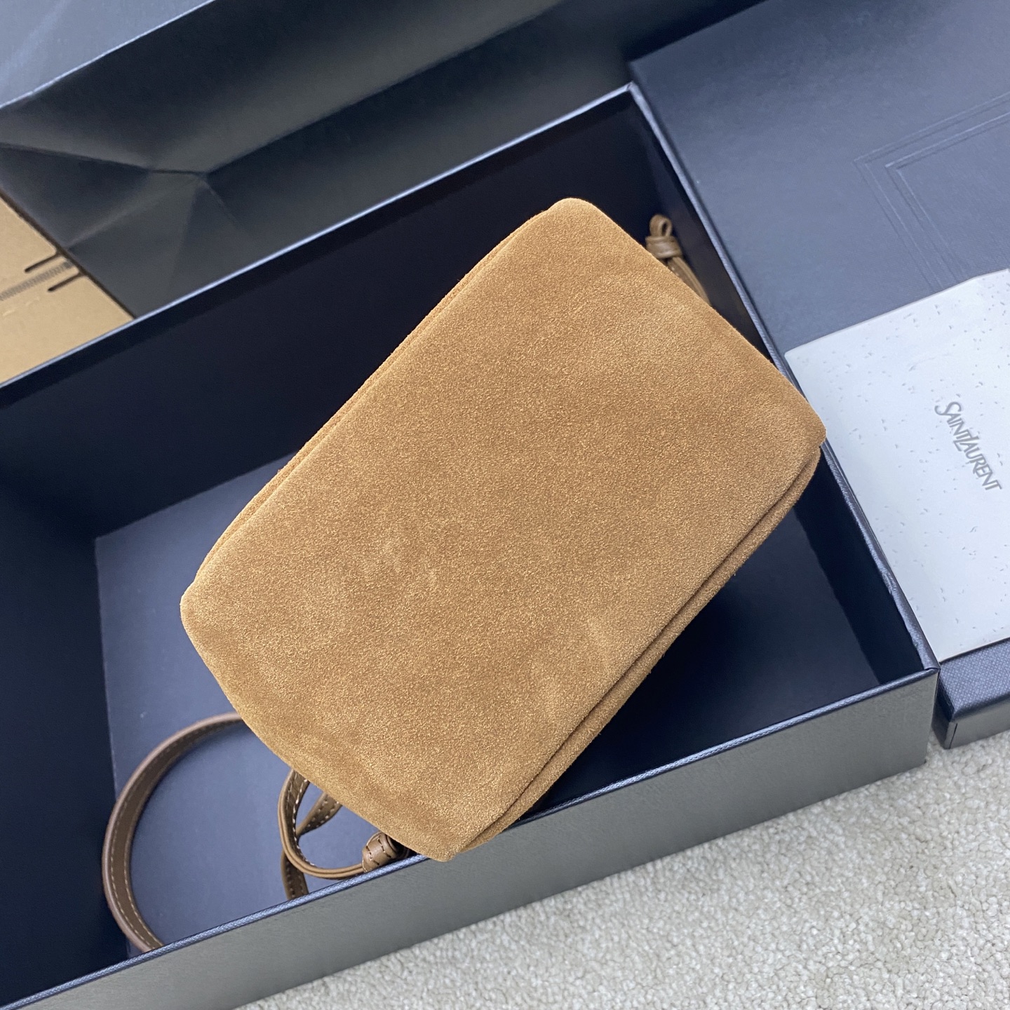 생로랑(YSL) 제이미 4.3 카라멜 브라운 스웨이드 미니(복주머니) 숄더백 가방