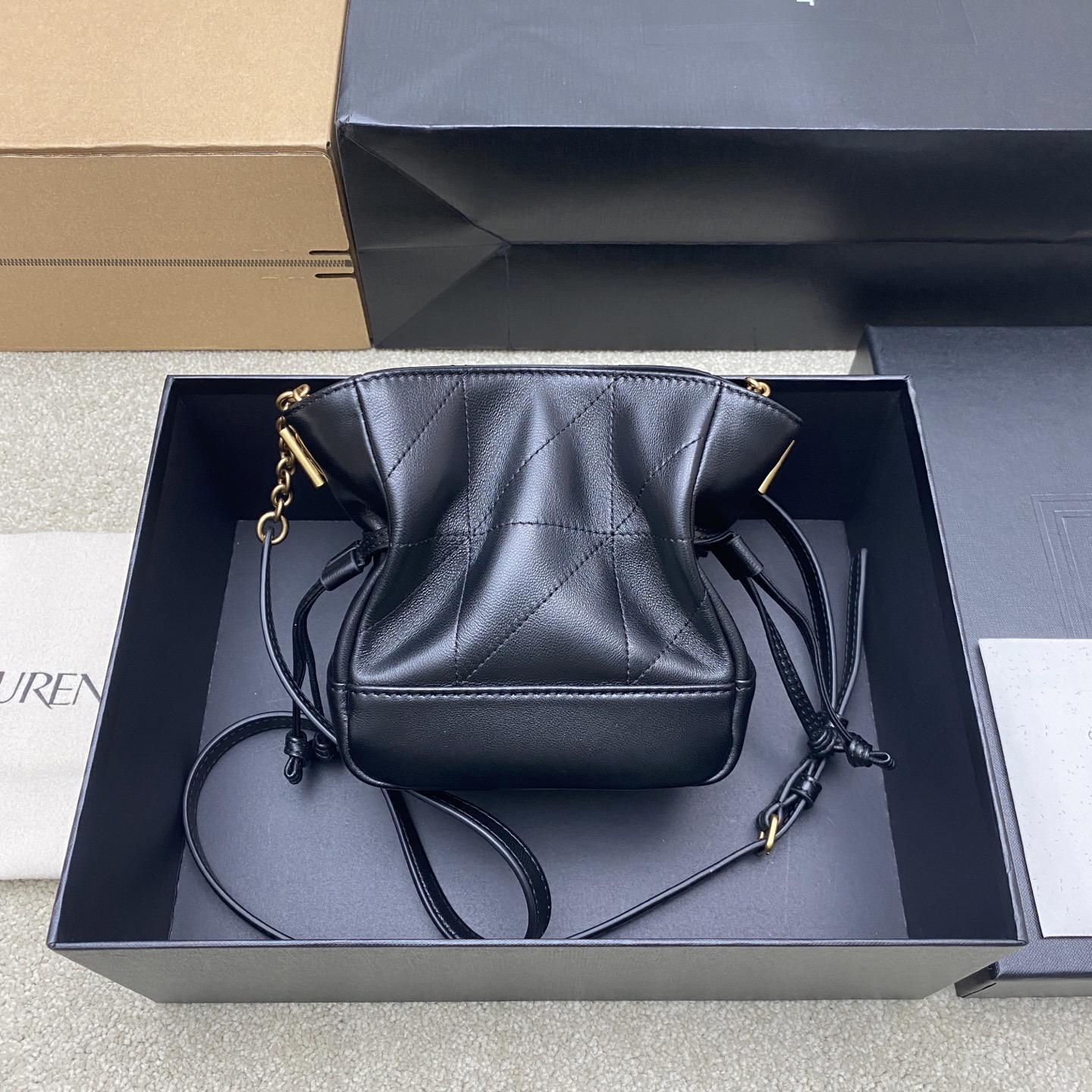 생로랑(YSL) 제이미 4.3 블랙 램스킨 미니(복주머니) 숄더백 가방