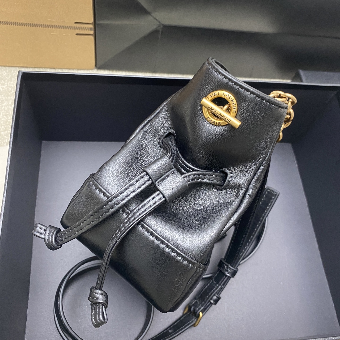 생로랑(YSL) 제이미 4.3 블랙 램스킨 미니(복주머니) 숄더백 가방