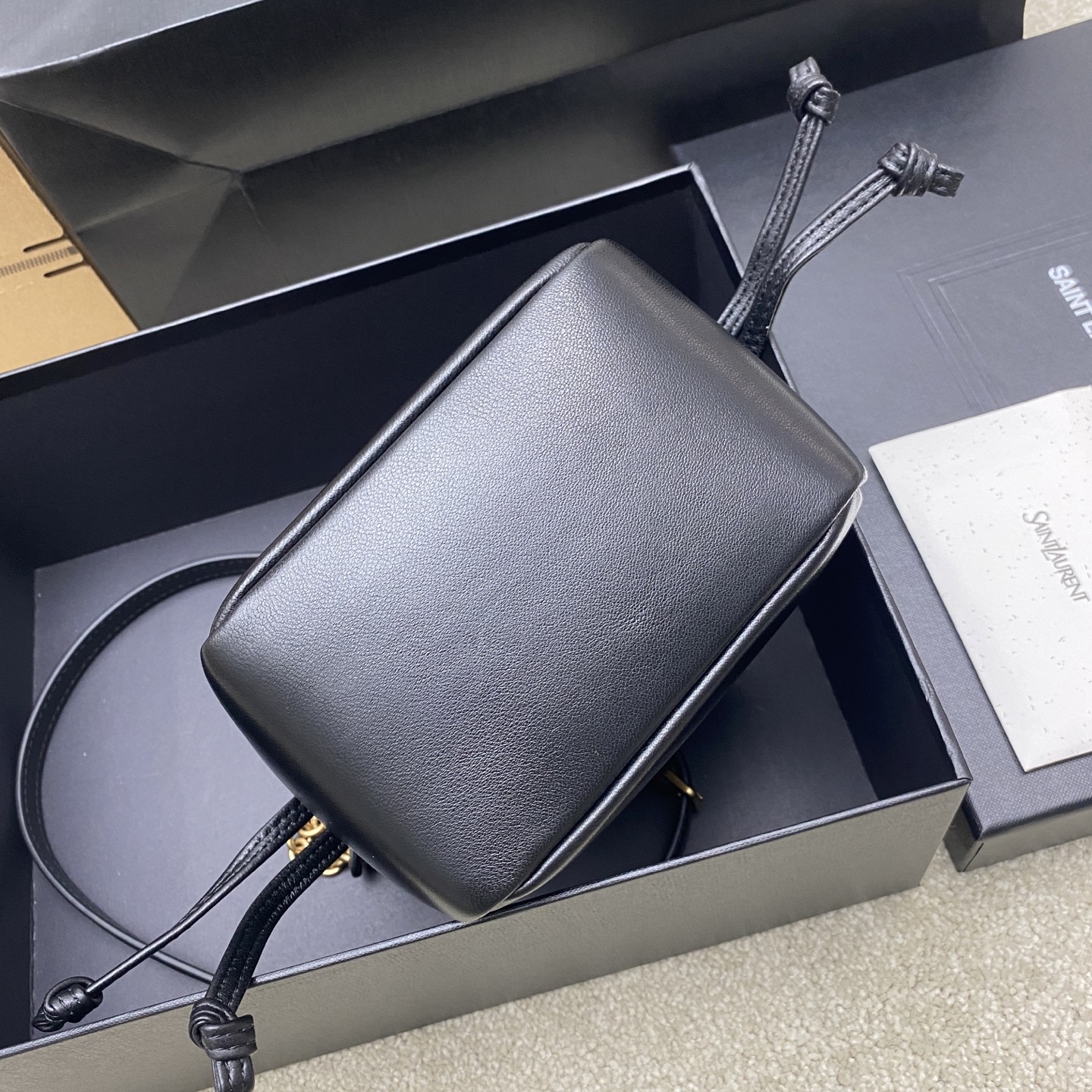 생로랑(YSL) 제이미 4.3 블랙 램스킨 미니(복주머니) 숄더백 가방