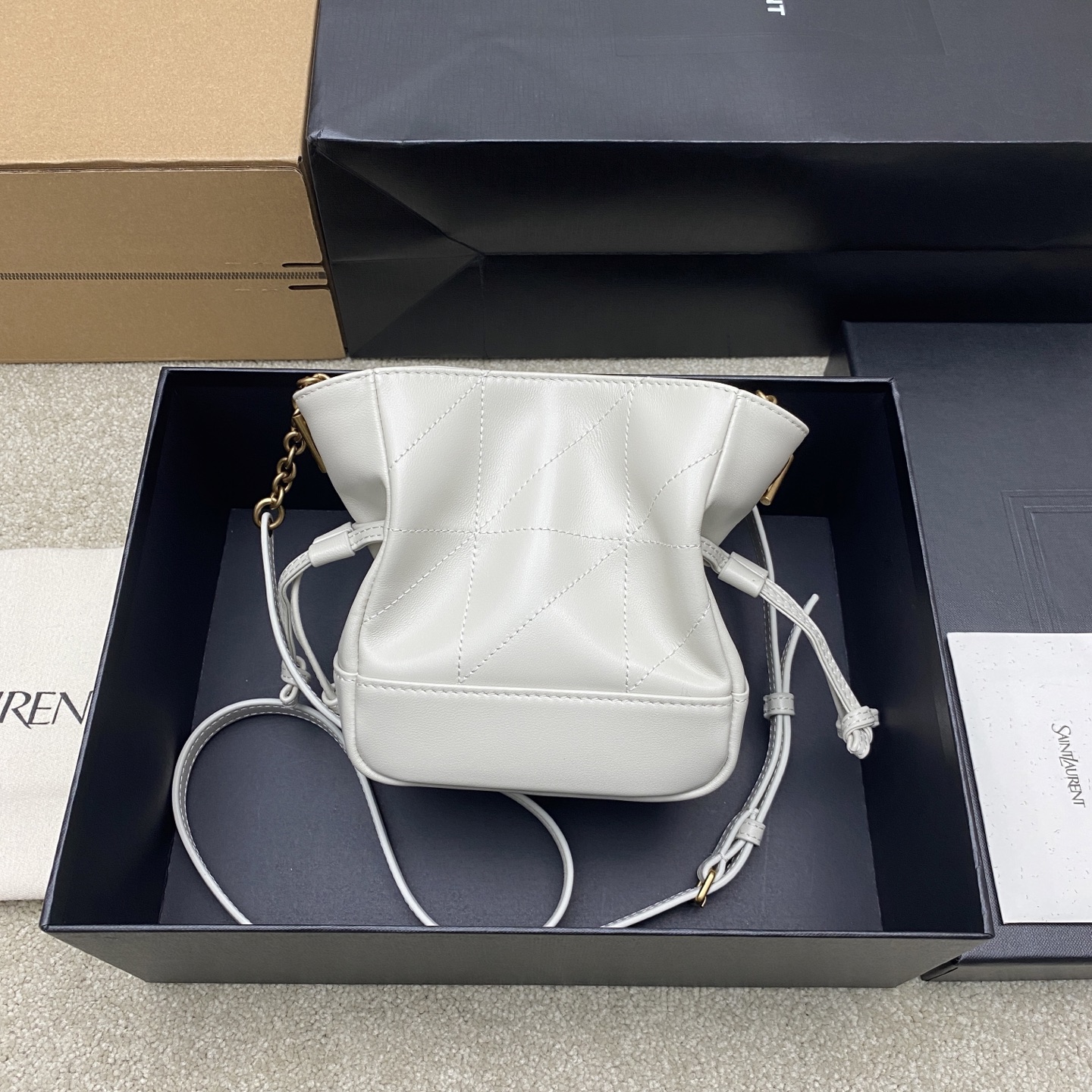 생로랑(YSL) 제이미 4.3 크림 화이트 램스킨 미니(복주머니) 숄더백 가방