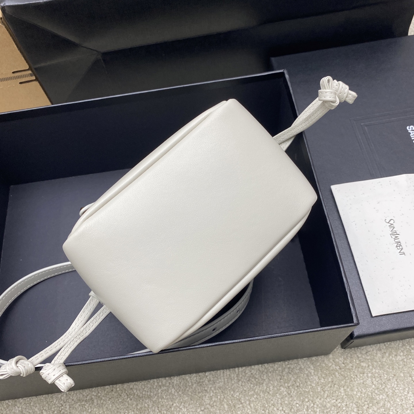 생로랑(YSL) 제이미 4.3 크림 화이트 램스킨 미니(복주머니) 숄더백 가방