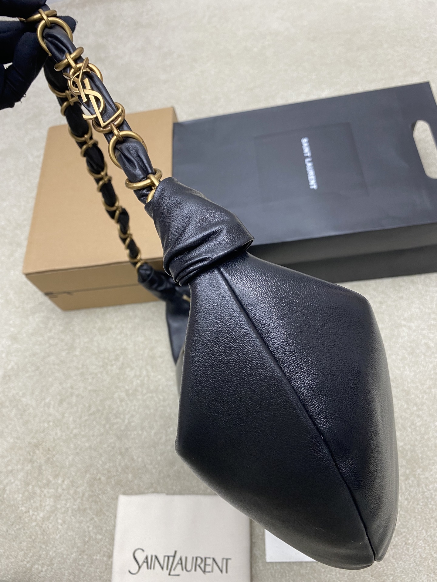 생로랑(YSL) 아말리아(Amalia) 블랙 램스킨 호보백 가방