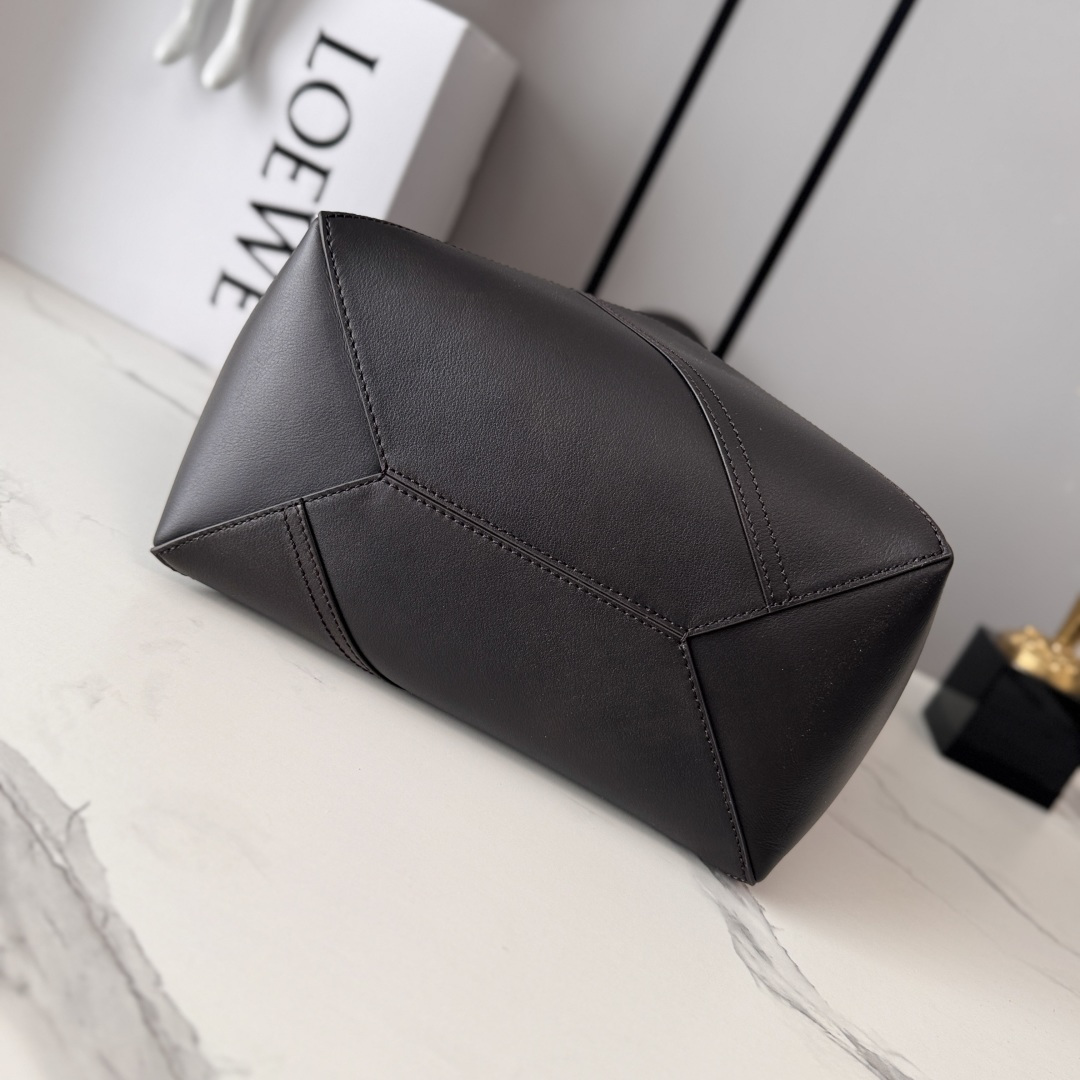 로에베(LOEWE) 퍼즐 폴드 토트(Puzzle Fold Tote) - 샤이니 카프스킨 가방