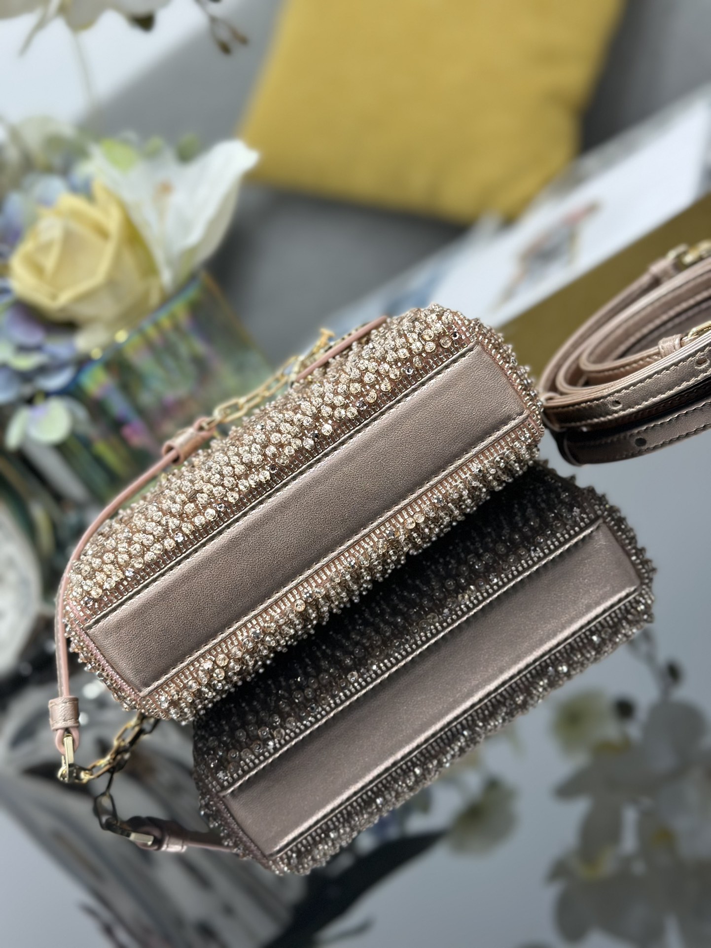 디올(Dior) 레이디 디조이(Lady D-Joy) 마이크로 - 핑크 비즈 자수 가방