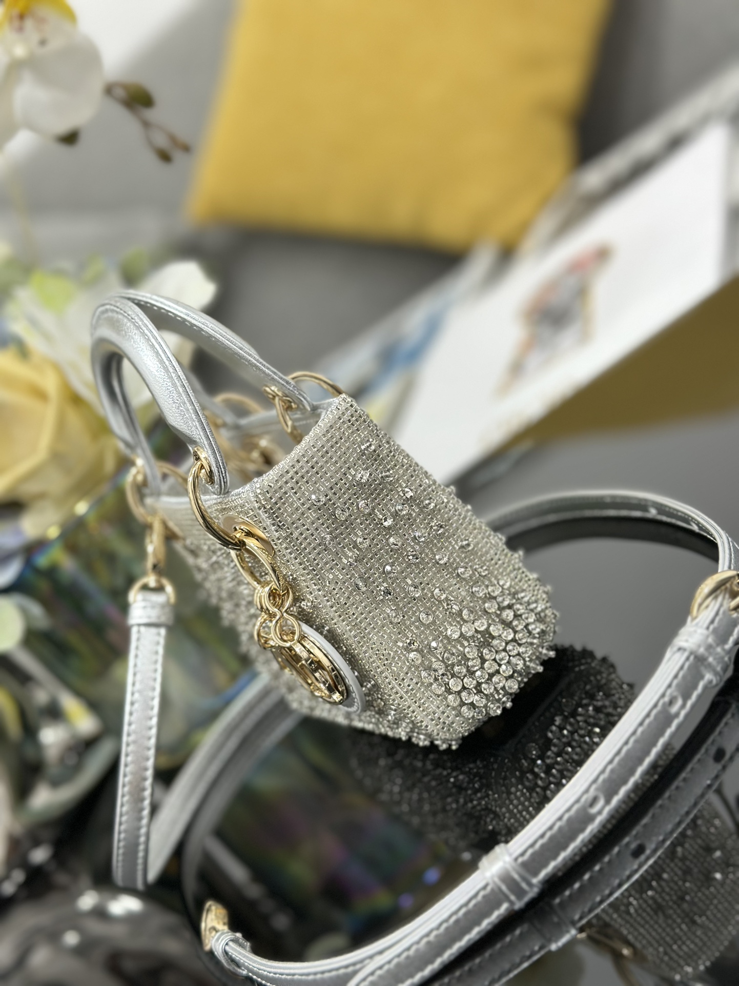 디올(Dior) 레이디 디올(Lady Dior) 마이크로 - 그라데이션 비즈 자수 가방