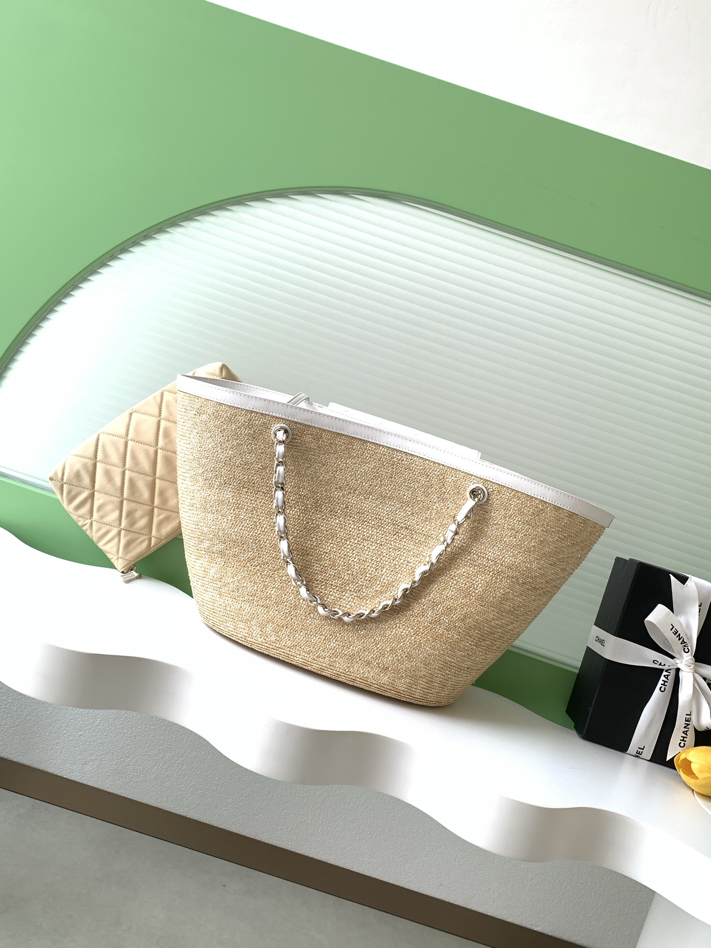 샤넬(Chanel) 26C 라피아 & 화이트 가죽 바스켓 백 - 가방 라지