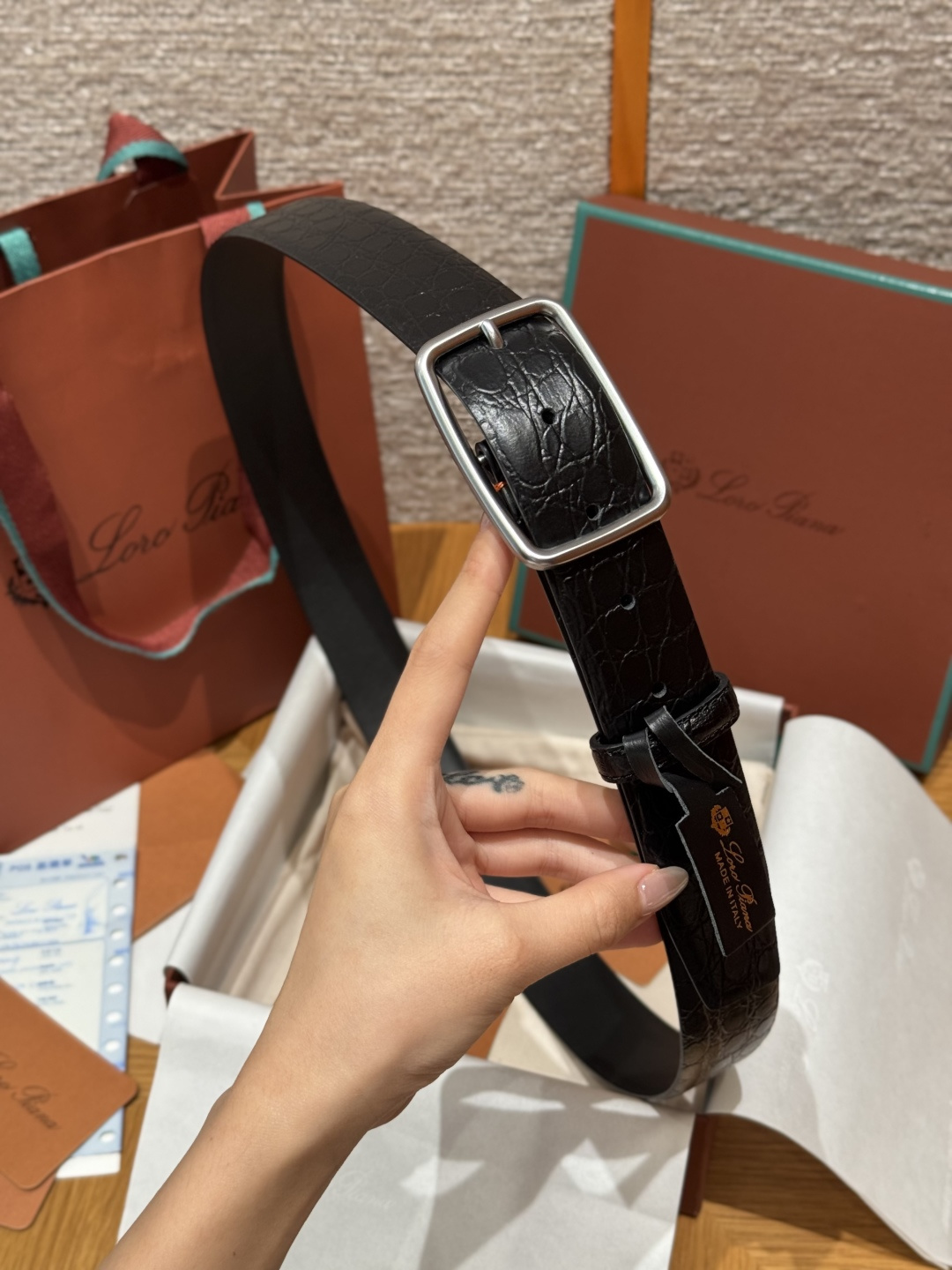 로로 피아나(Loro Piana) LP 벌룬 남성 크로코 엠보 벨트