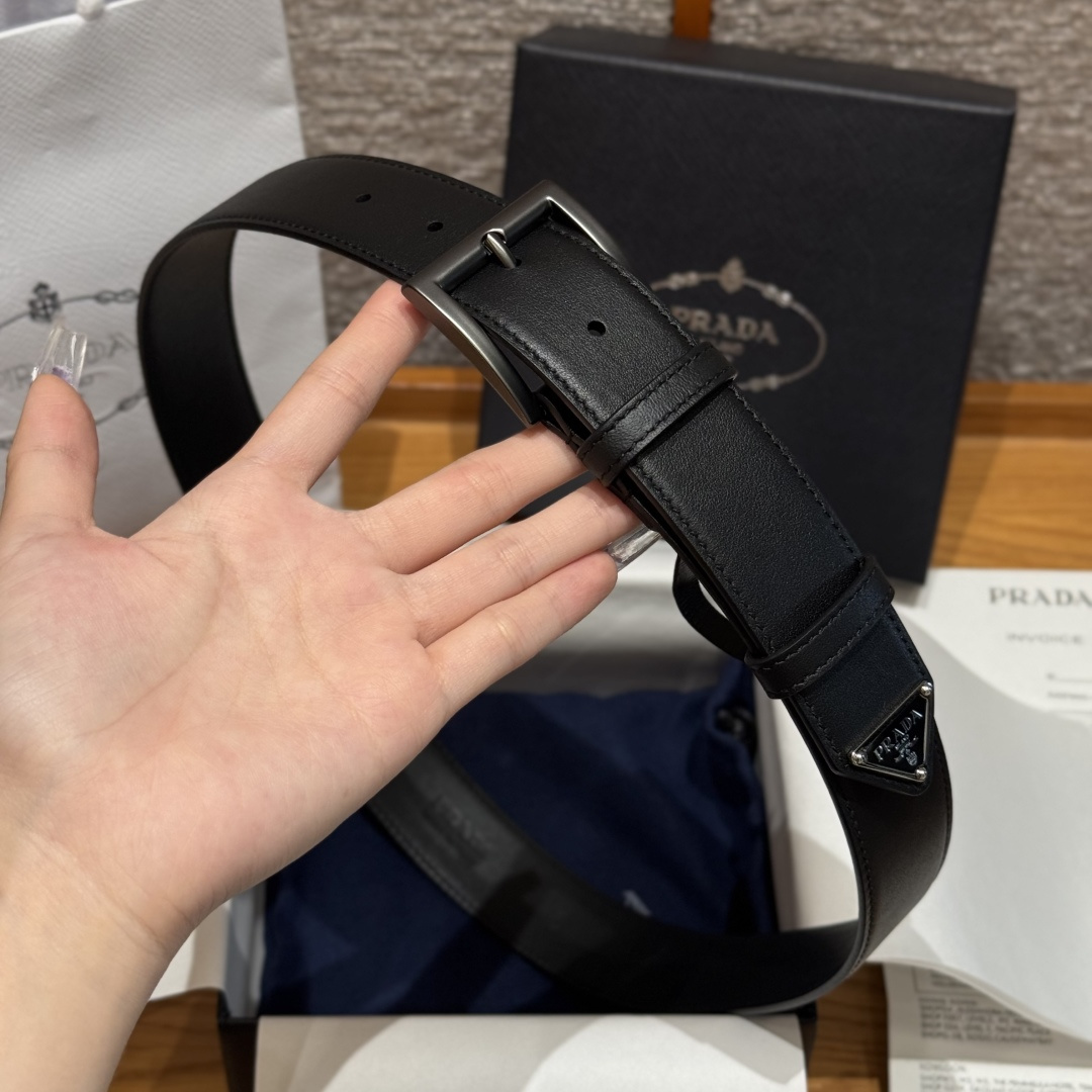 프라다(Prada) 트라이앵글 로고 장식 소가죽 벨트