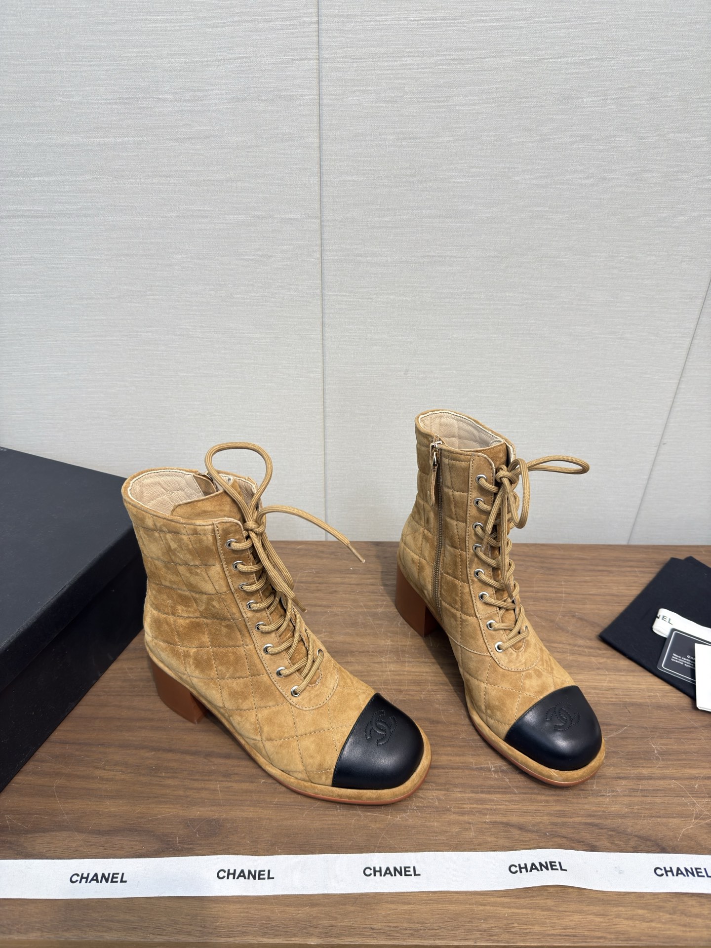 샤넬(Chanel) 26C 마틴 레이스업 앵클 부츠 신발