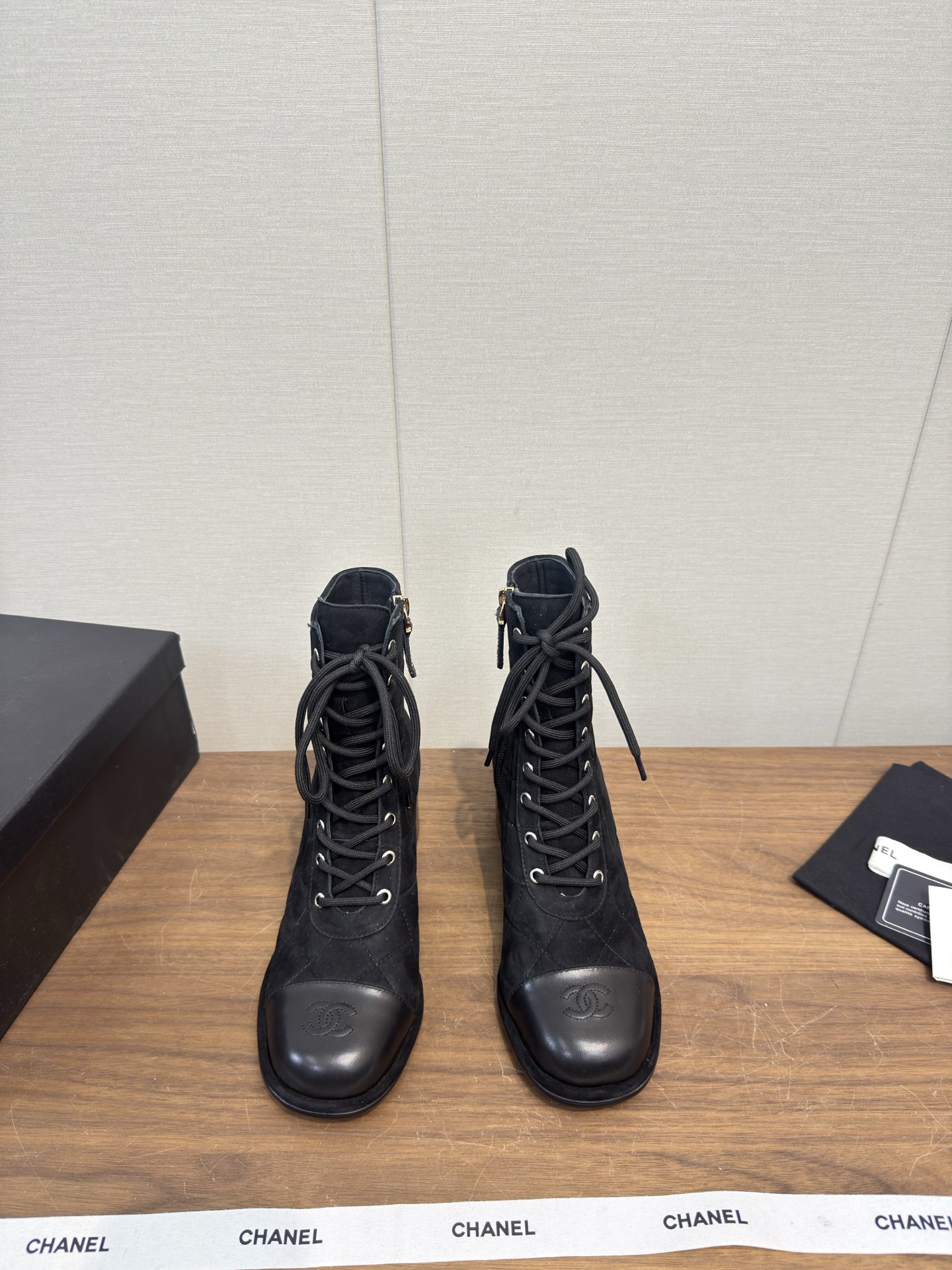 샤넬(Chanel) 26C 마틴 레이스업 앵클 부츠 신발