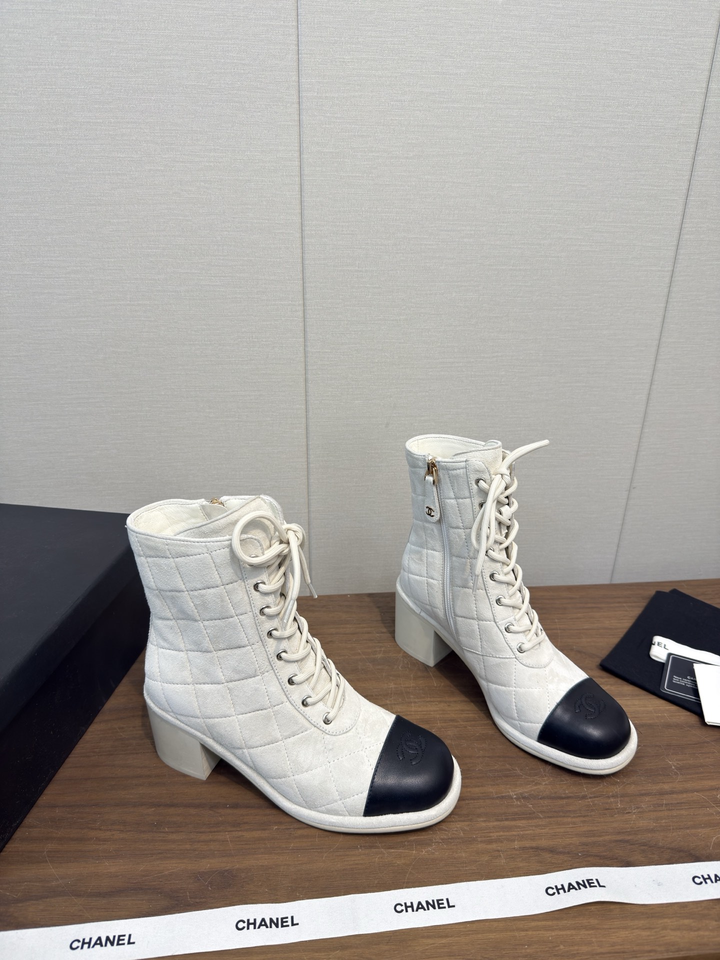 샤넬(Chanel) 26C 마틴 레이스업 앵클 부츠 신발