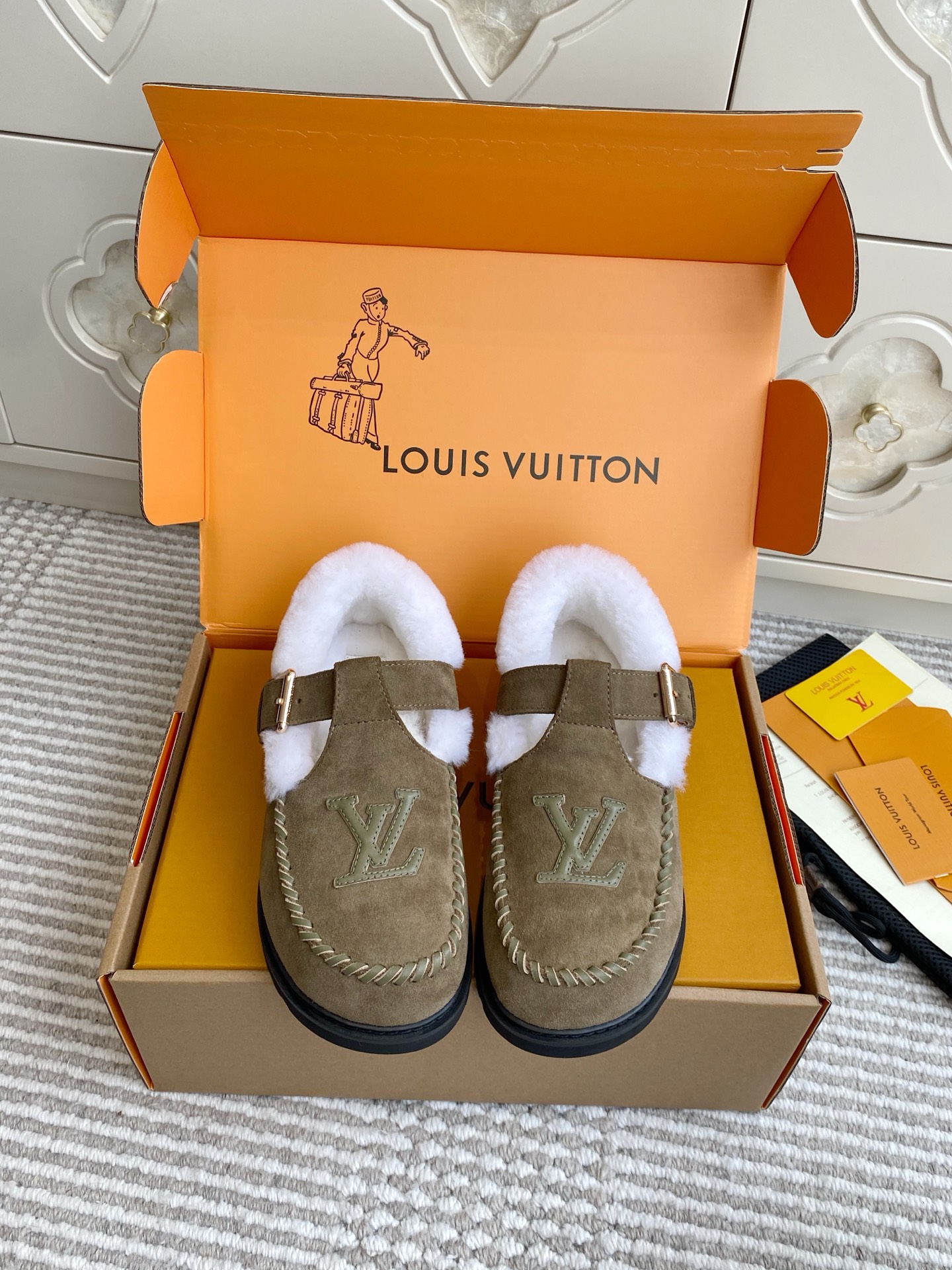 루이비통(Louis Vuitton) 콜로라도(Colorado) 플랫폼 자수 양털 메리제인 로퍼 플랫 슈즈