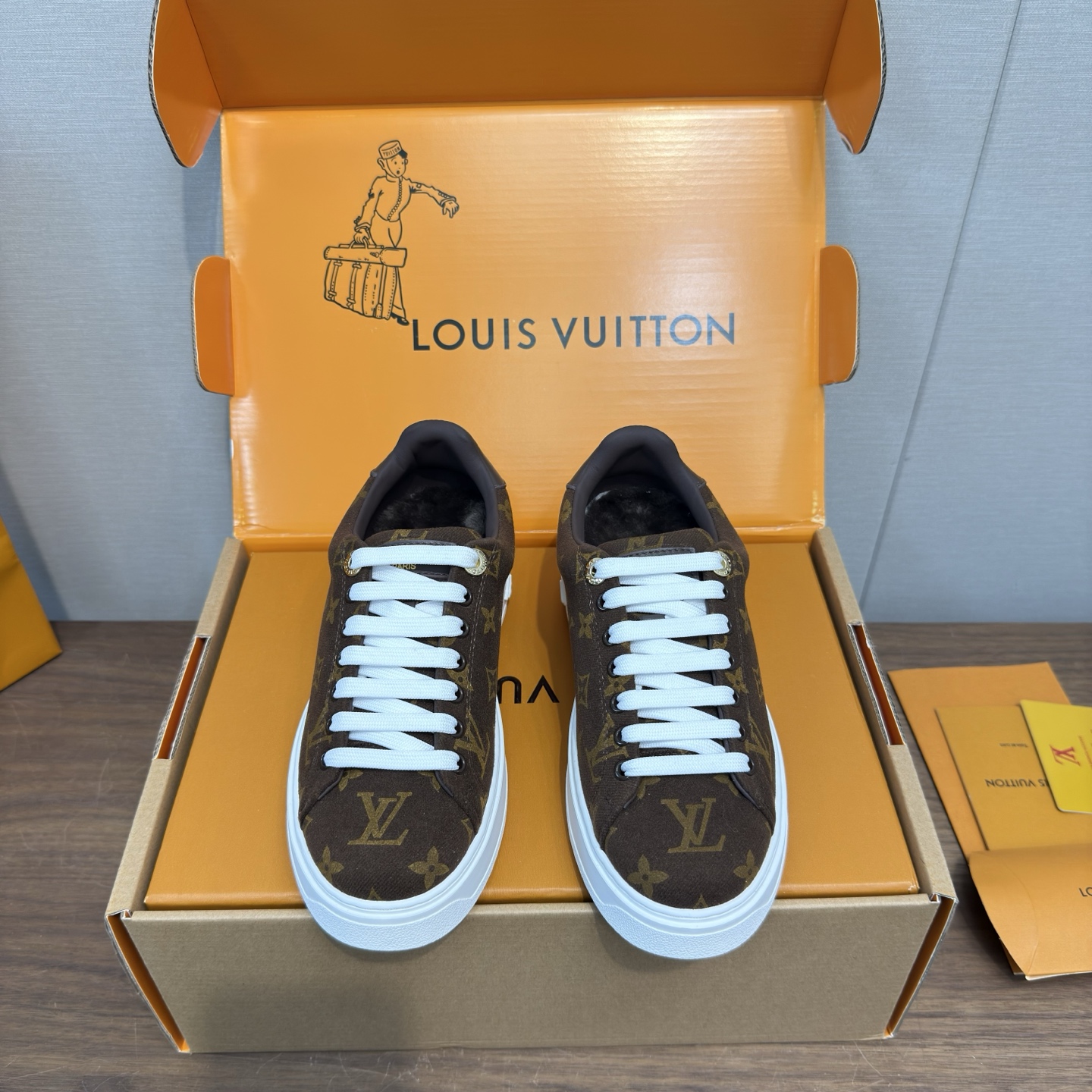 LV 루이비통 타임아웃(Time Out) 모노그램 데님 스니커즈 신발