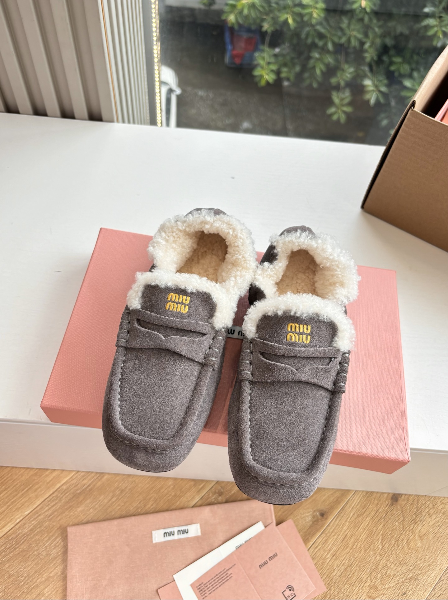 미우미우(miumiu) 플랫폼 양털 로퍼 신발
