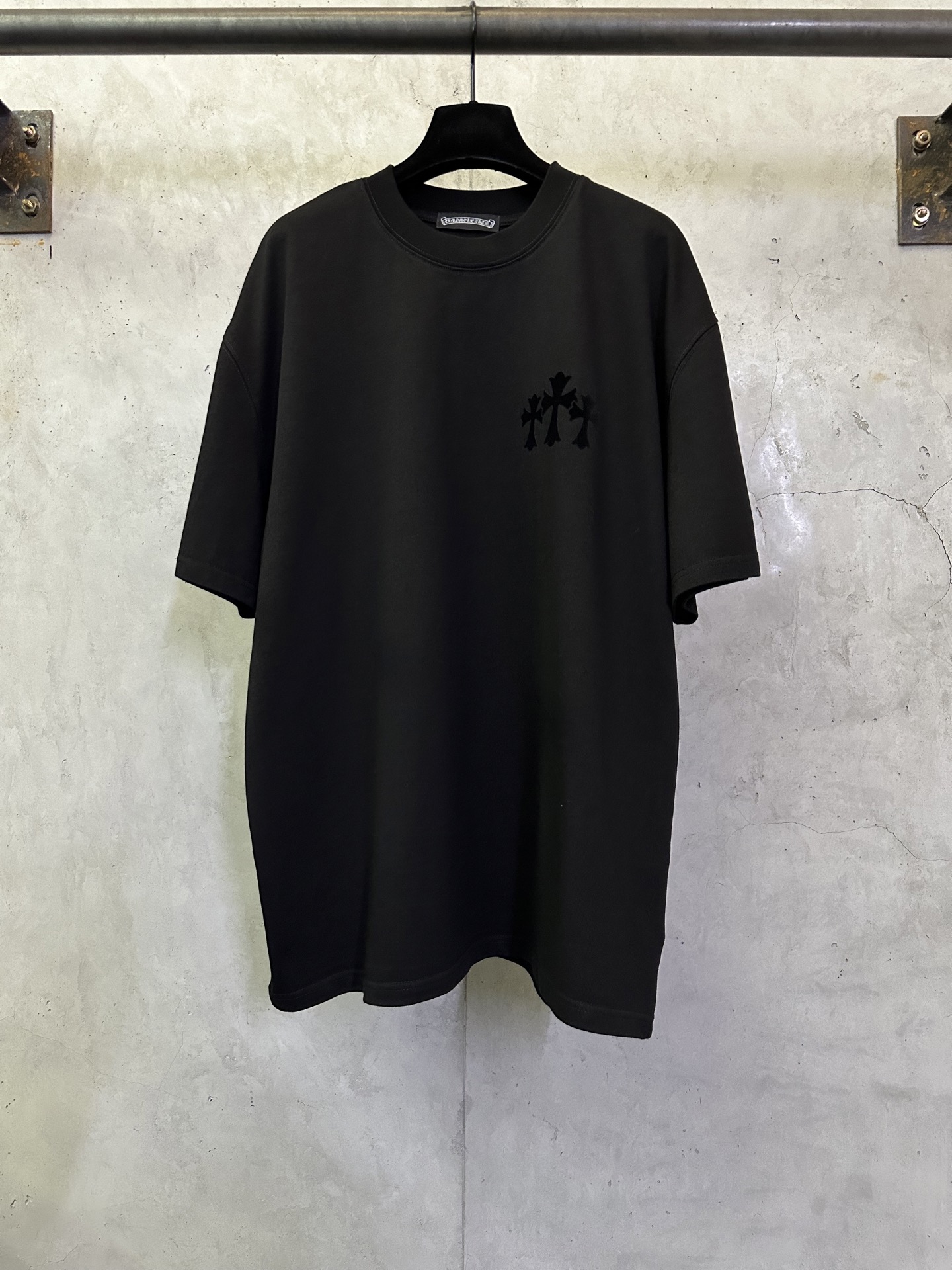 크롬하츠(Chrome Hearts) CH 십자가 플로킹 로고 반팔 티셔츠 의류