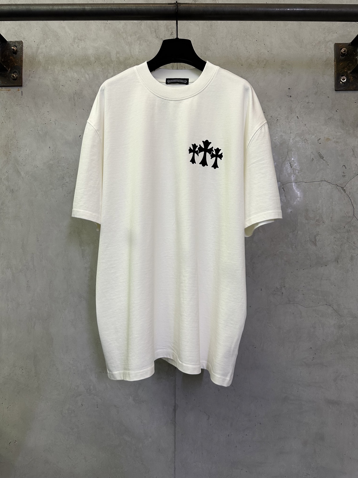 크롬하츠(Chrome Hearts) CH 십자가 플로킹 로고 반팔 티셔츠 의류