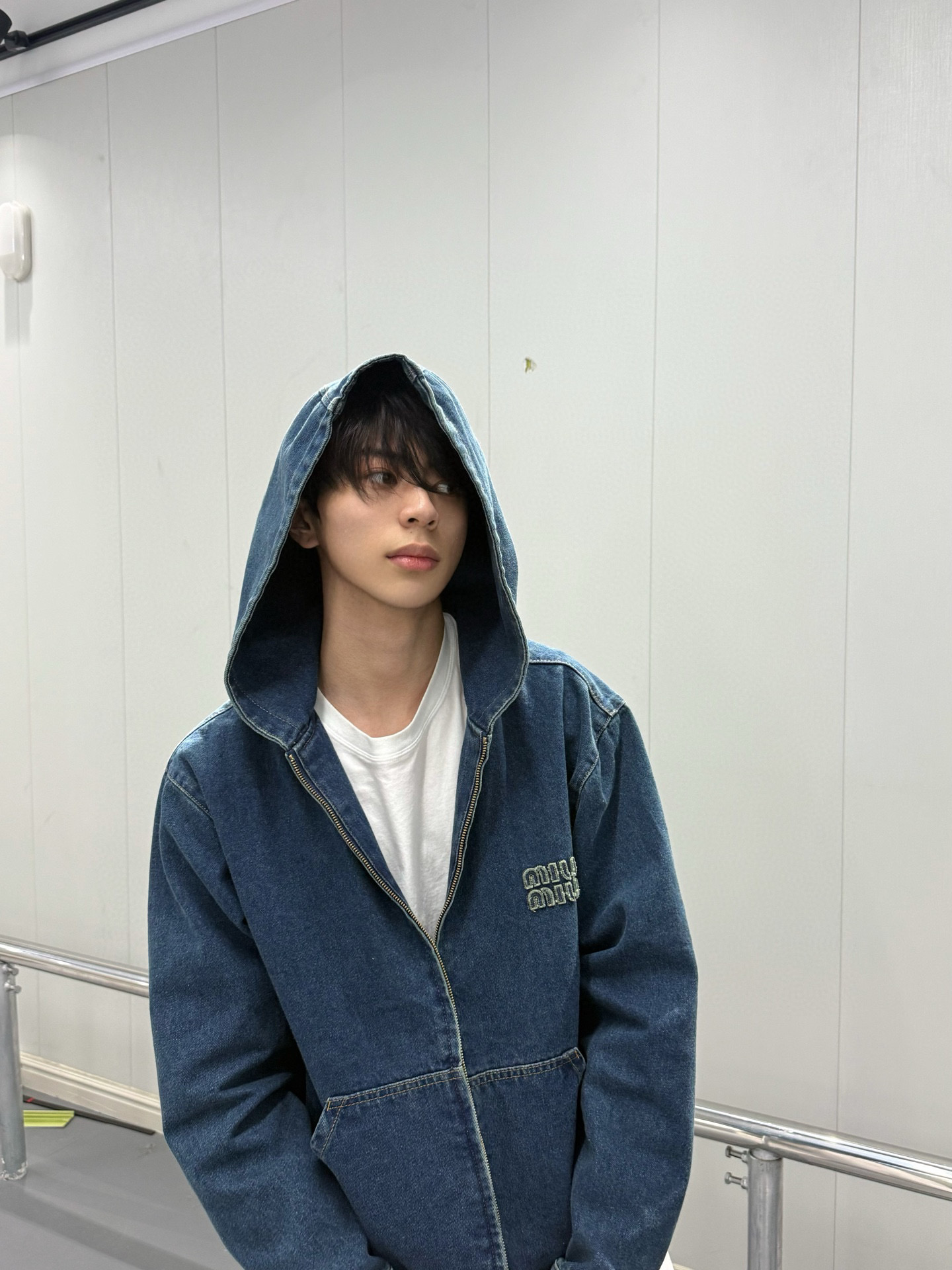 미우미우(MiuMiu) 로고 자수 후드 집업 데님 자켓 재킷 의류