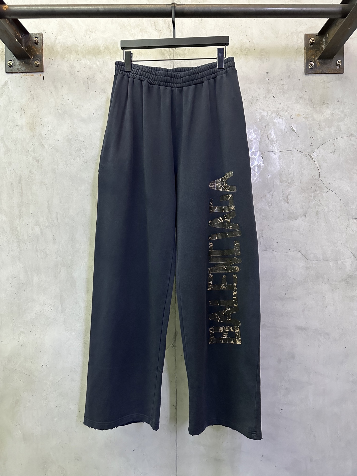 발렌시아가(Balenciaga) 테이프 로고 조거 팬츠 바지 의류