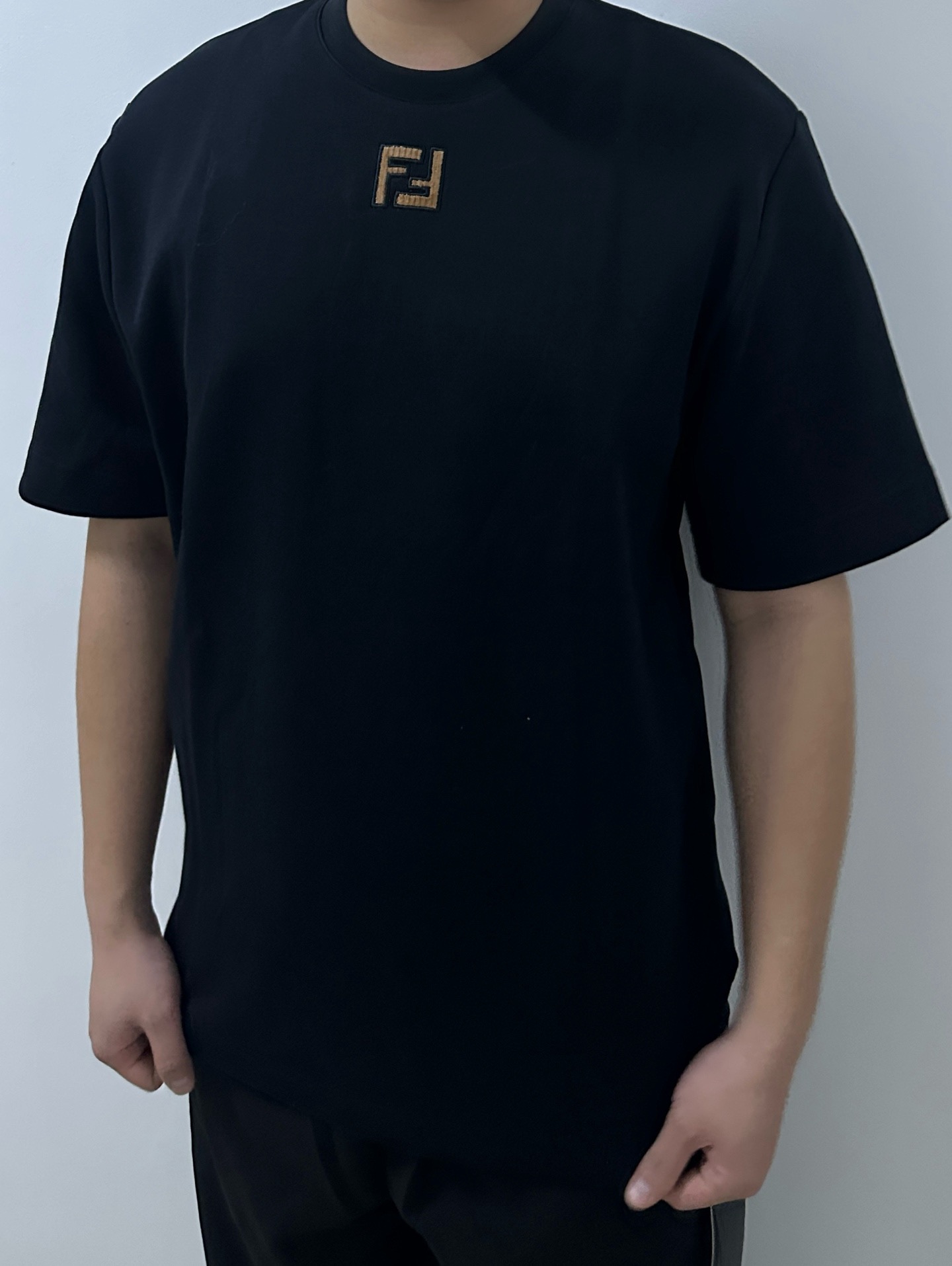 펜디(Fendi) FF 가죽 벨벳 자수 로고 반팔 티셔츠 의류