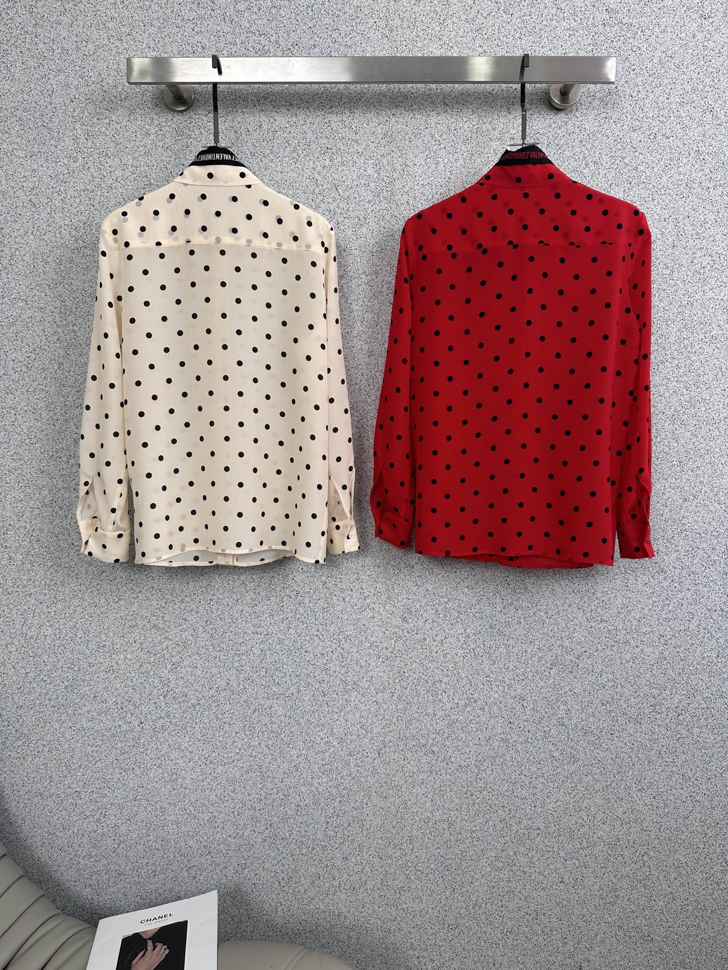 발렌티노(Valentino) 프렌치 카라 도트 스트랩 실크 셔츠 블라우스 의류