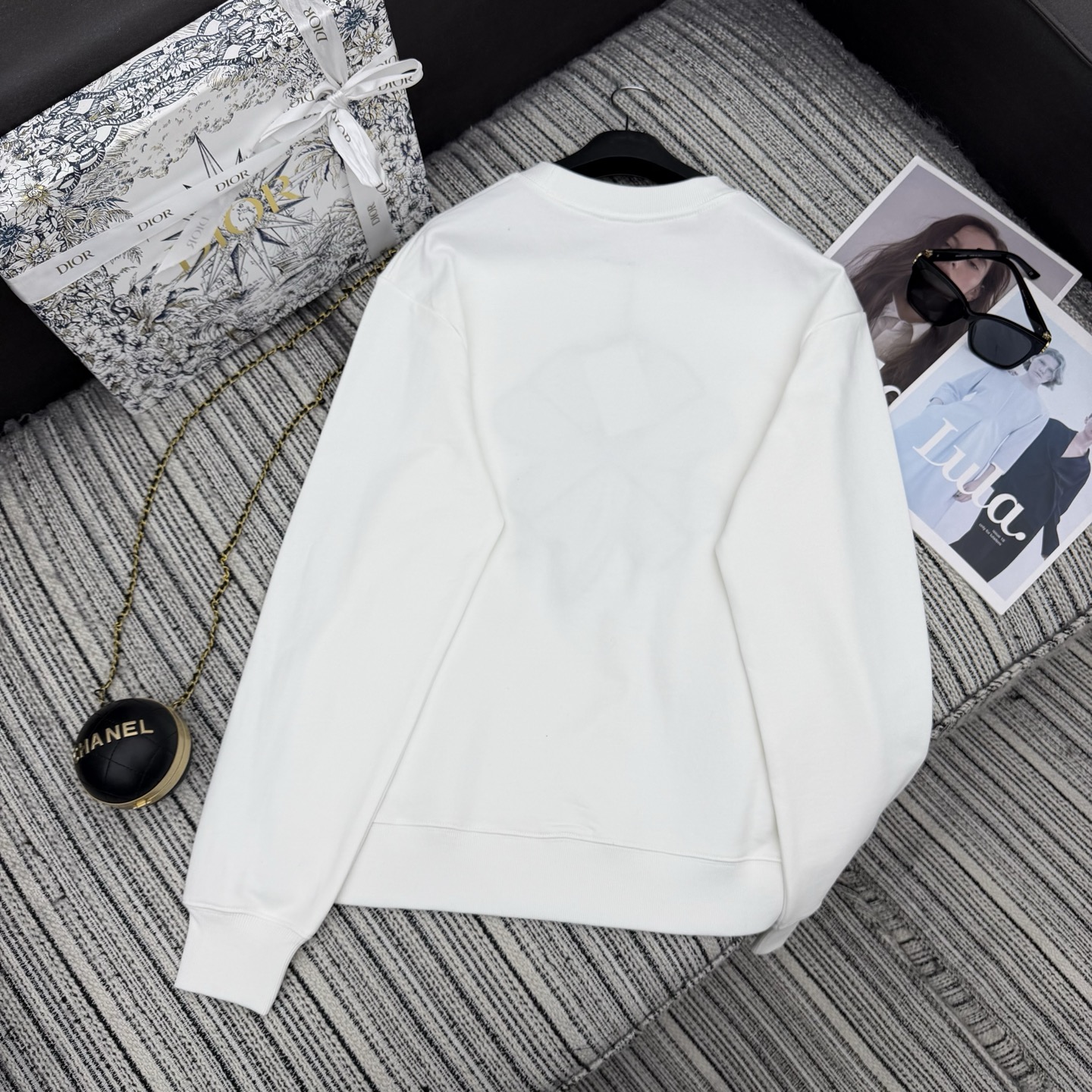 디올(Dior) CD 네잎클로버 자수 맨투맨 티셔츠 의류