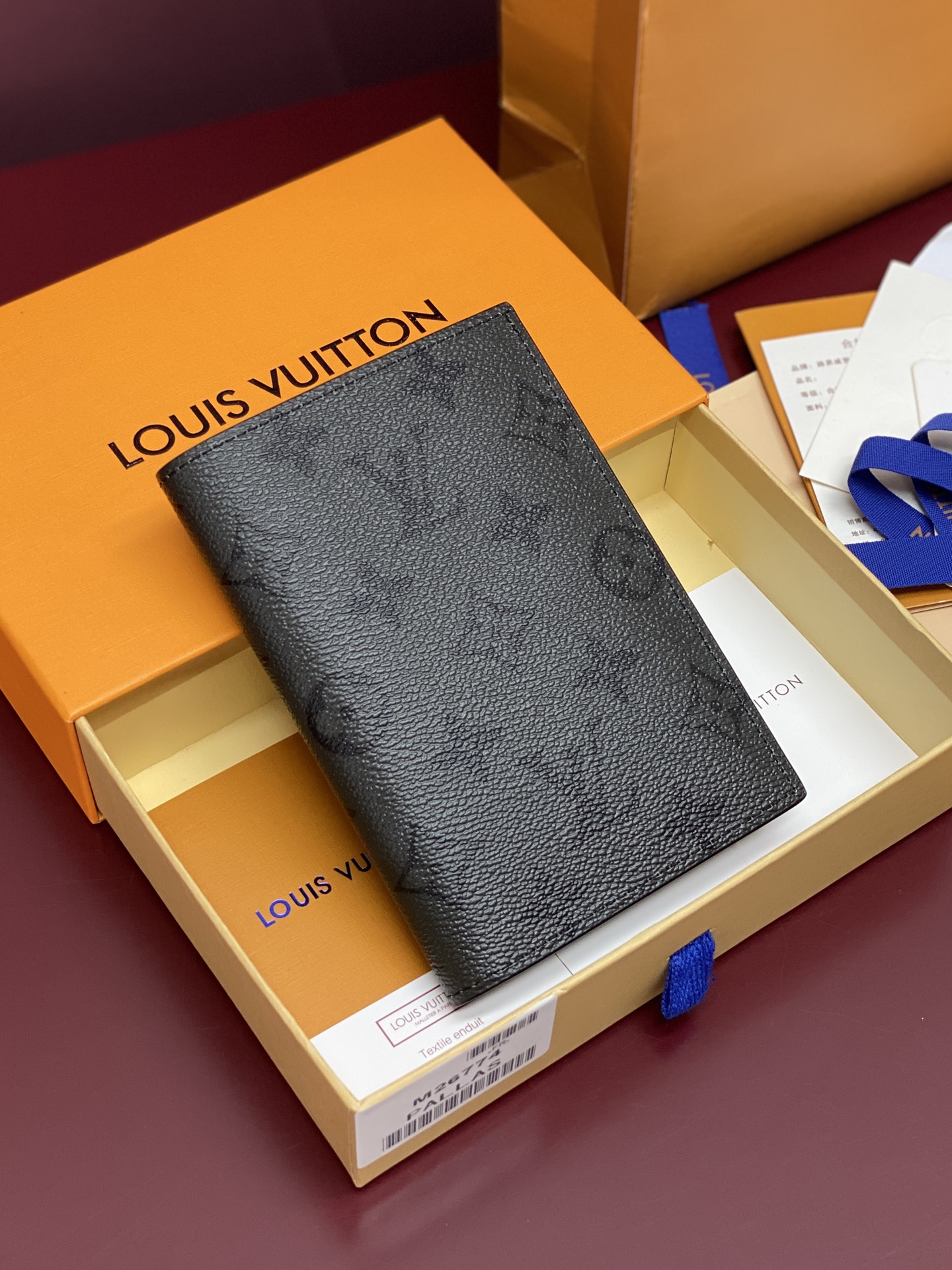 루이비통(LV) M26774 패스포트 커버 - 미드나잇 블랙 여권 지갑