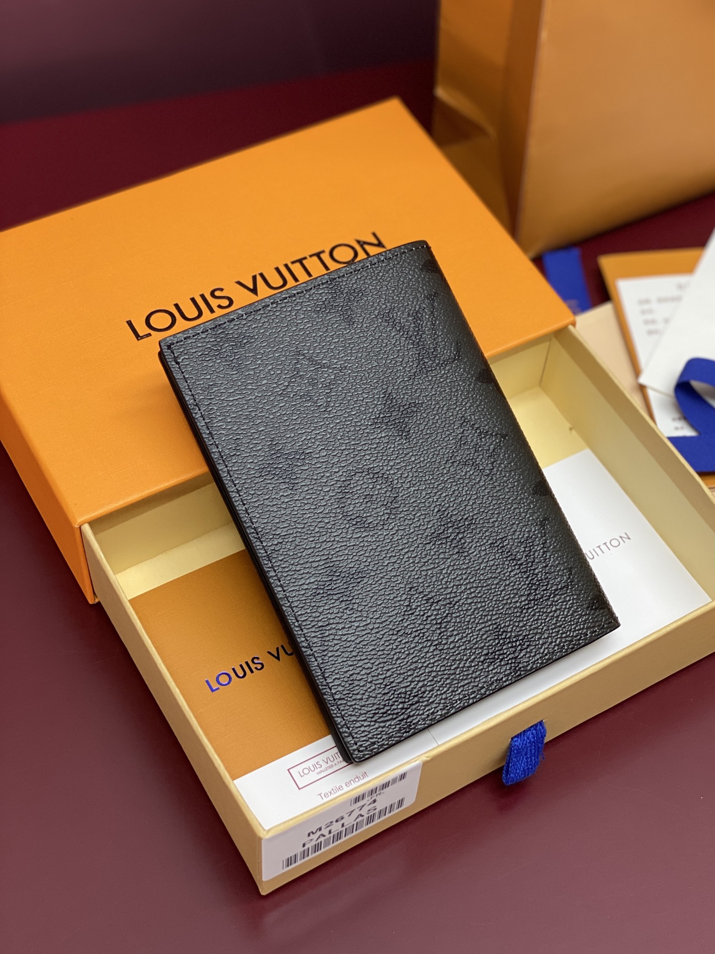 루이비통(LV) M26774 패스포트 커버 - 미드나잇 블랙 여권 지갑
