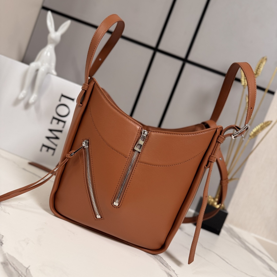 로에베(Loewe) 클래식 카프스킨 해먹 플립(Hammock Flip) 백 토트백 숄더백 가방