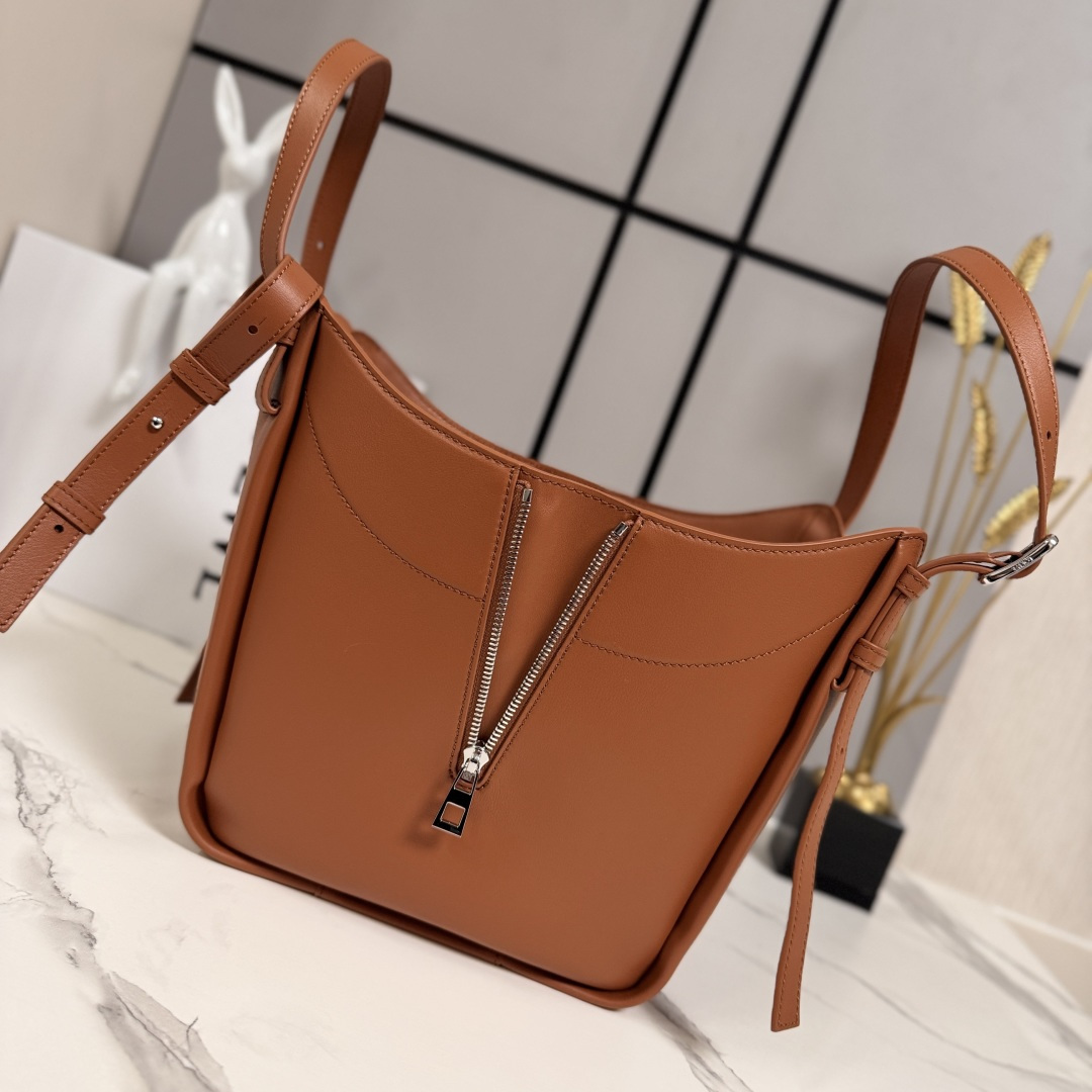 로에베(Loewe) 클래식 카프스킨 해먹 플립(Hammock Flip) 백 토트백 숄더백 가방