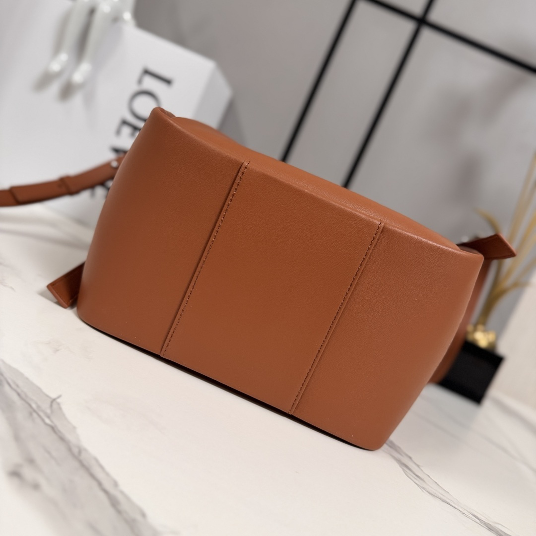 로에베(Loewe) 클래식 카프스킨 해먹 플립(Hammock Flip) 백 토트백 숄더백 가방