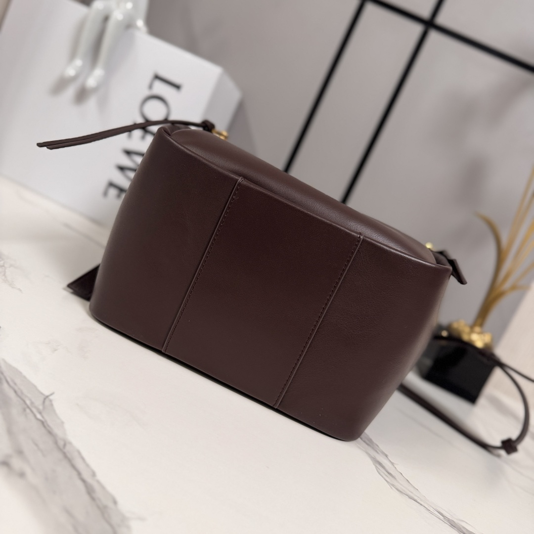 로에베(Loewe) 클래식 카프스킨 해먹 플립(Hammock Flip) 백 토트백 숄더백 가방