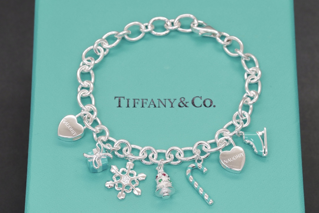 티파니앤코 (Tiffany & Co.) 크리스마스 에디션 참 팔찌 악세사리