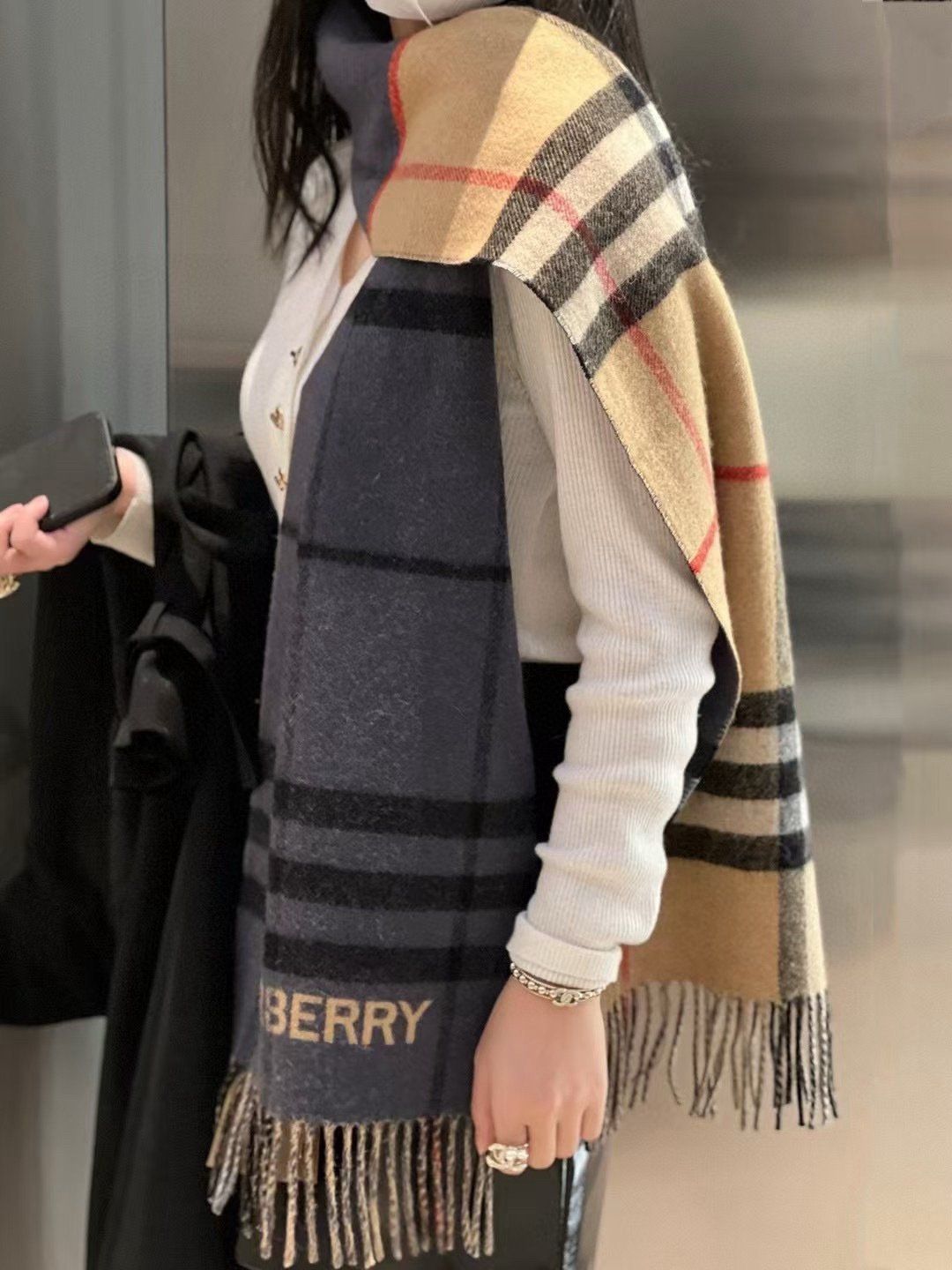 Burberry 버버리 · 컨트라스트 체크 캐시미어 머플러 목도리 스카프