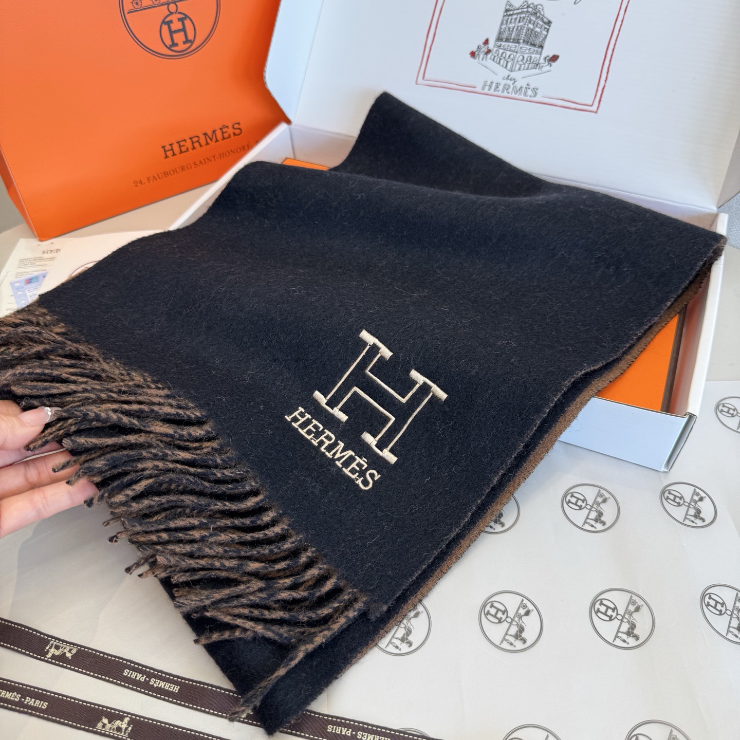 Hermes 에르메스 · 리버서블 H 엠브로이더리 머플러 목도리 스카프