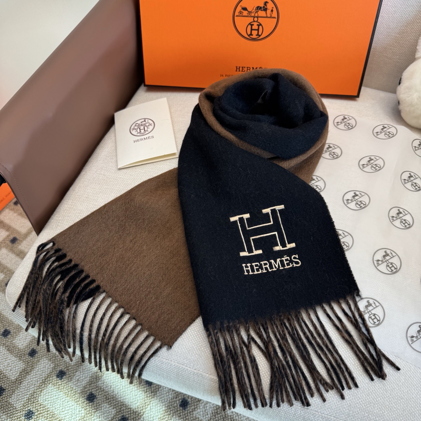 Hermes 에르메스 · 리버서블 H 엠브로이더리 머플러 목도리 스카프