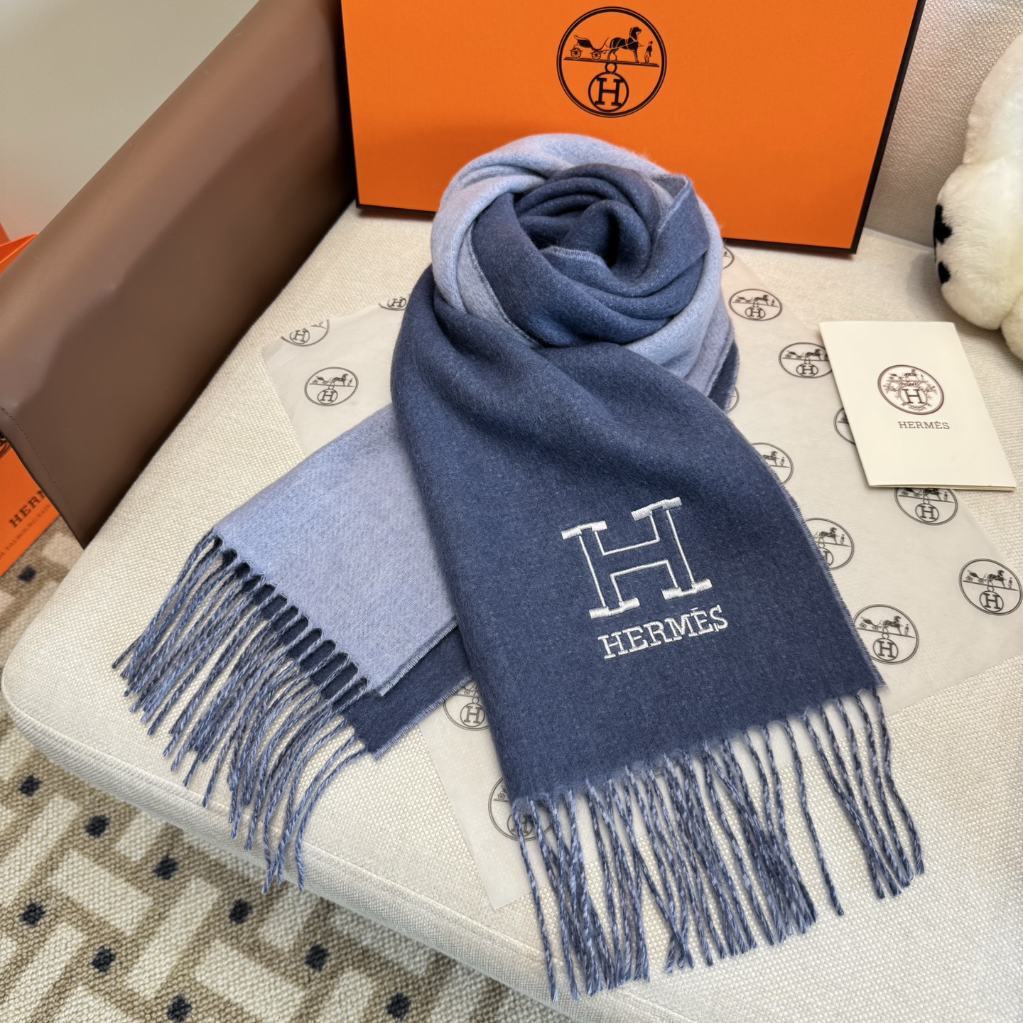 Hermes 에르메스 · 리버서블 H 엠브로이더리 머플러 목도리 스카프