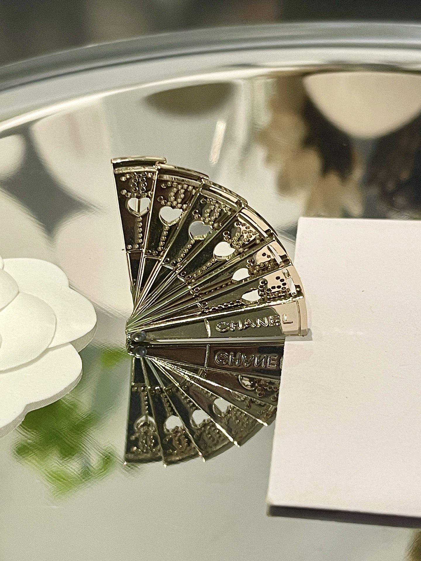 Chanel 샤넬 · 엠보싱 부채 컷아웃 브로치 악세사리