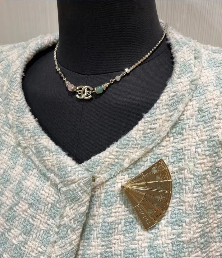 Chanel 샤넬 · 엠보싱 부채 컷아웃 브로치 악세사리