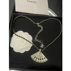 Chanel 샤넬 · 엠보싱 부채 펜던트 레더 목걸이 악세사리