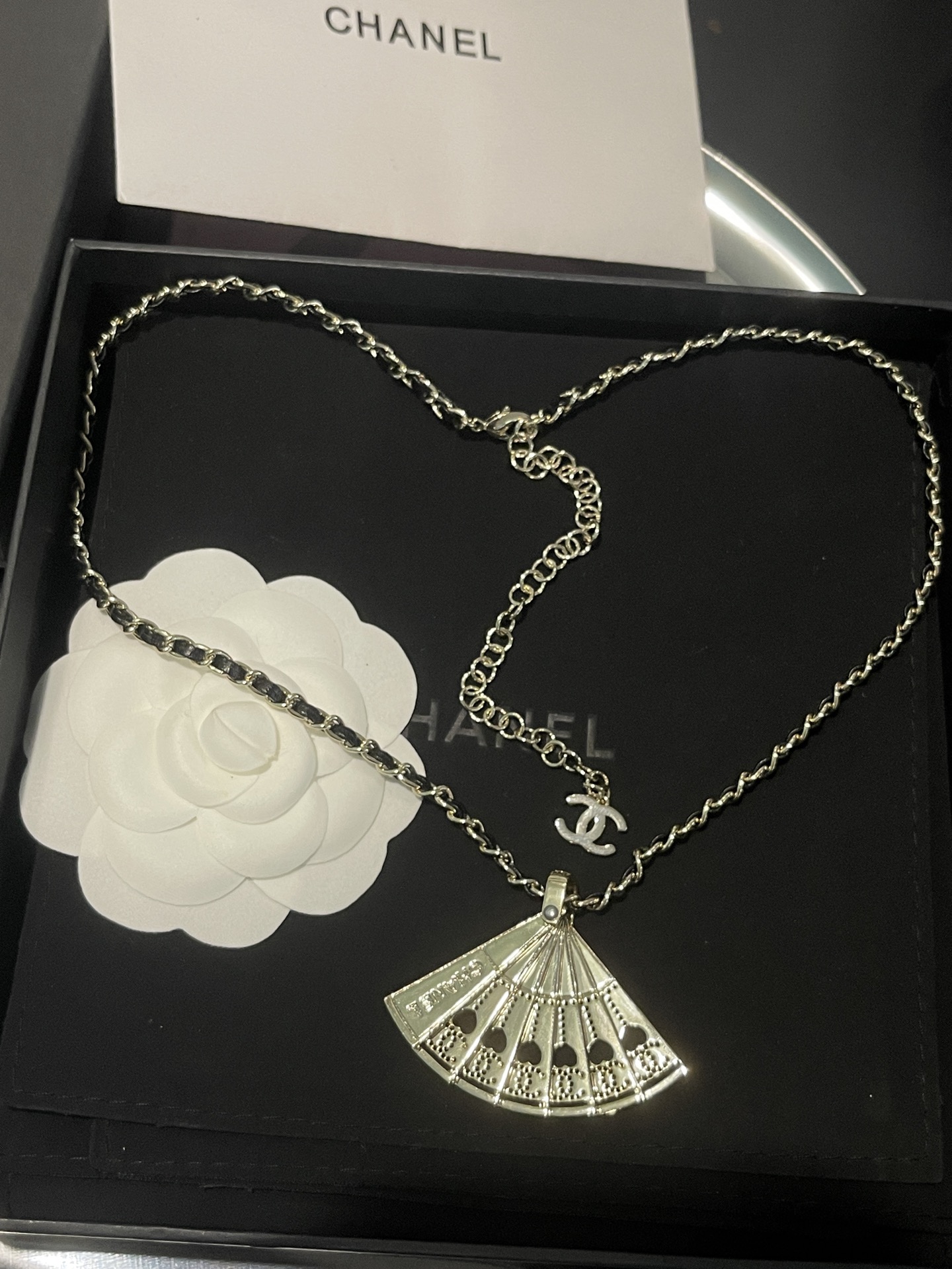 Chanel 샤넬 · 엠보싱 부채 펜던트 레더 목걸이 악세사리