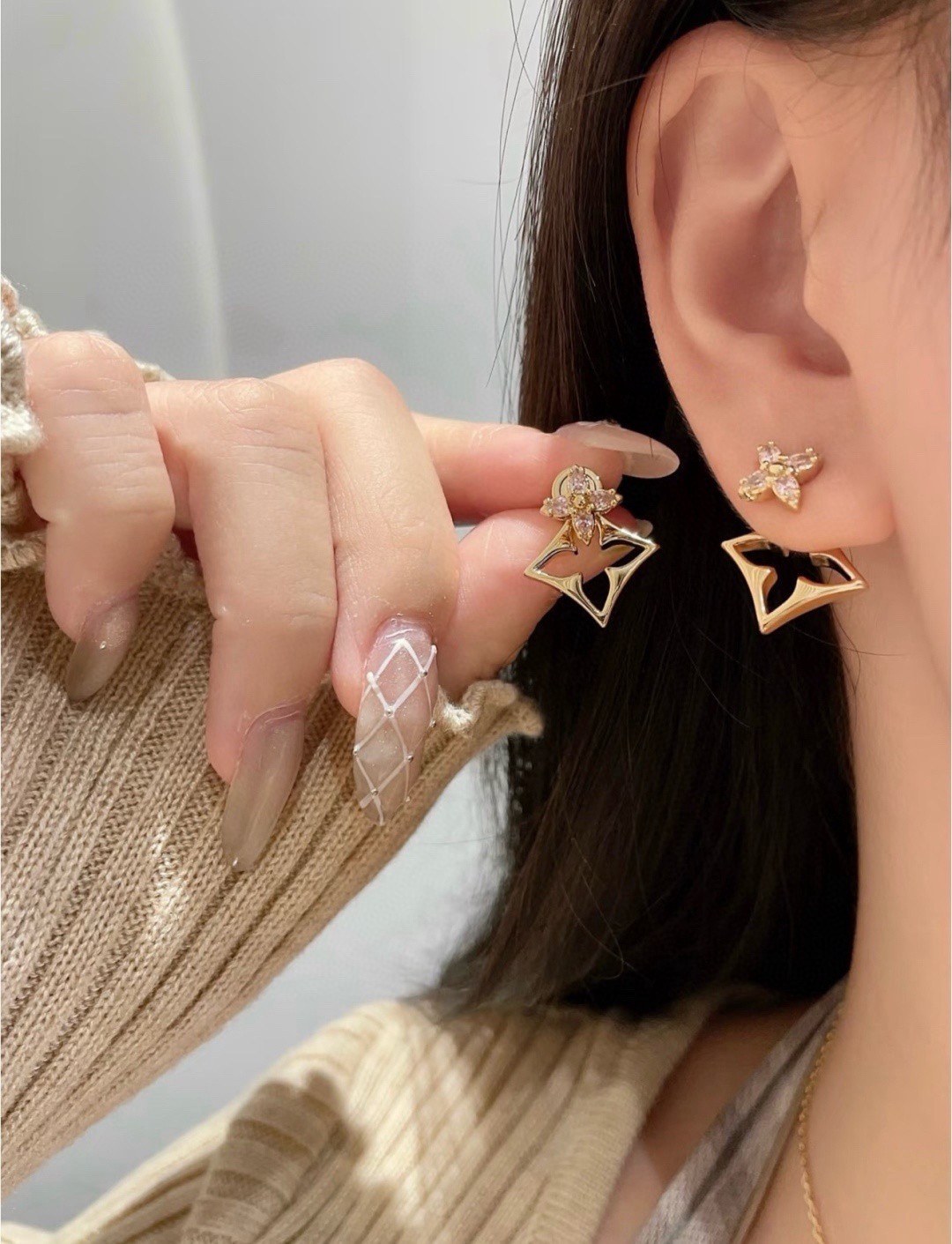 Louis Vuitton LV · 루이비통 핑크 다이아 컷아웃 귀걸이