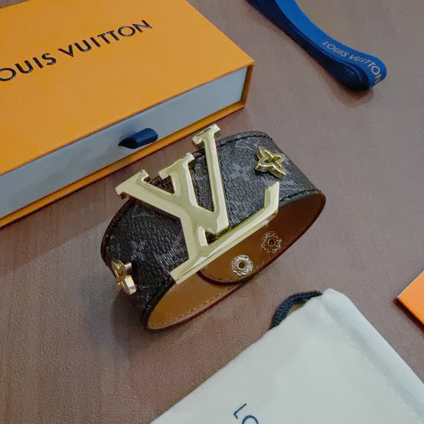 Louis Vuitton LV · 루이비통 뉴 모노그램 가죽 스트랩 팔찌 악세사리