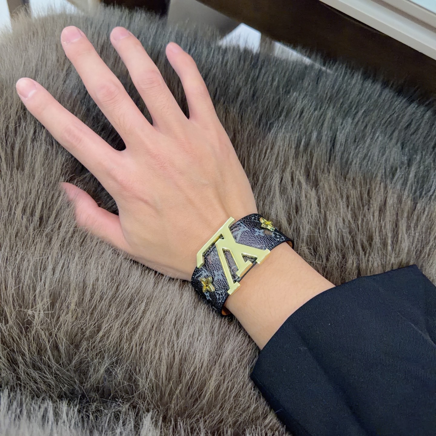 Louis Vuitton LV · 루이비통 뉴 모노그램 가죽 스트랩 팔찌 악세사리