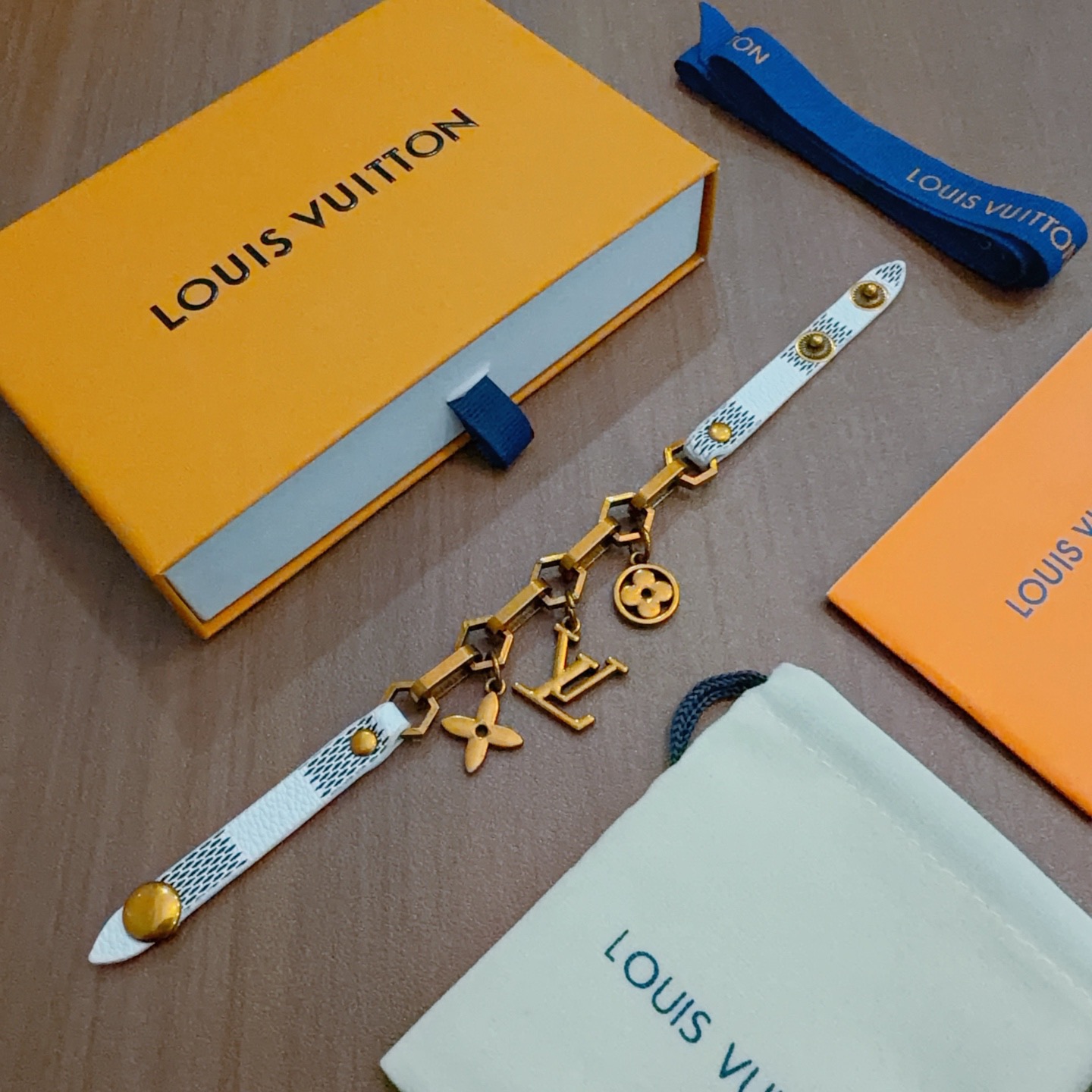 Louis Vuitton LV · 루이비통 뉴 모노그램 가죽 스트랩 팔찌 악세사리