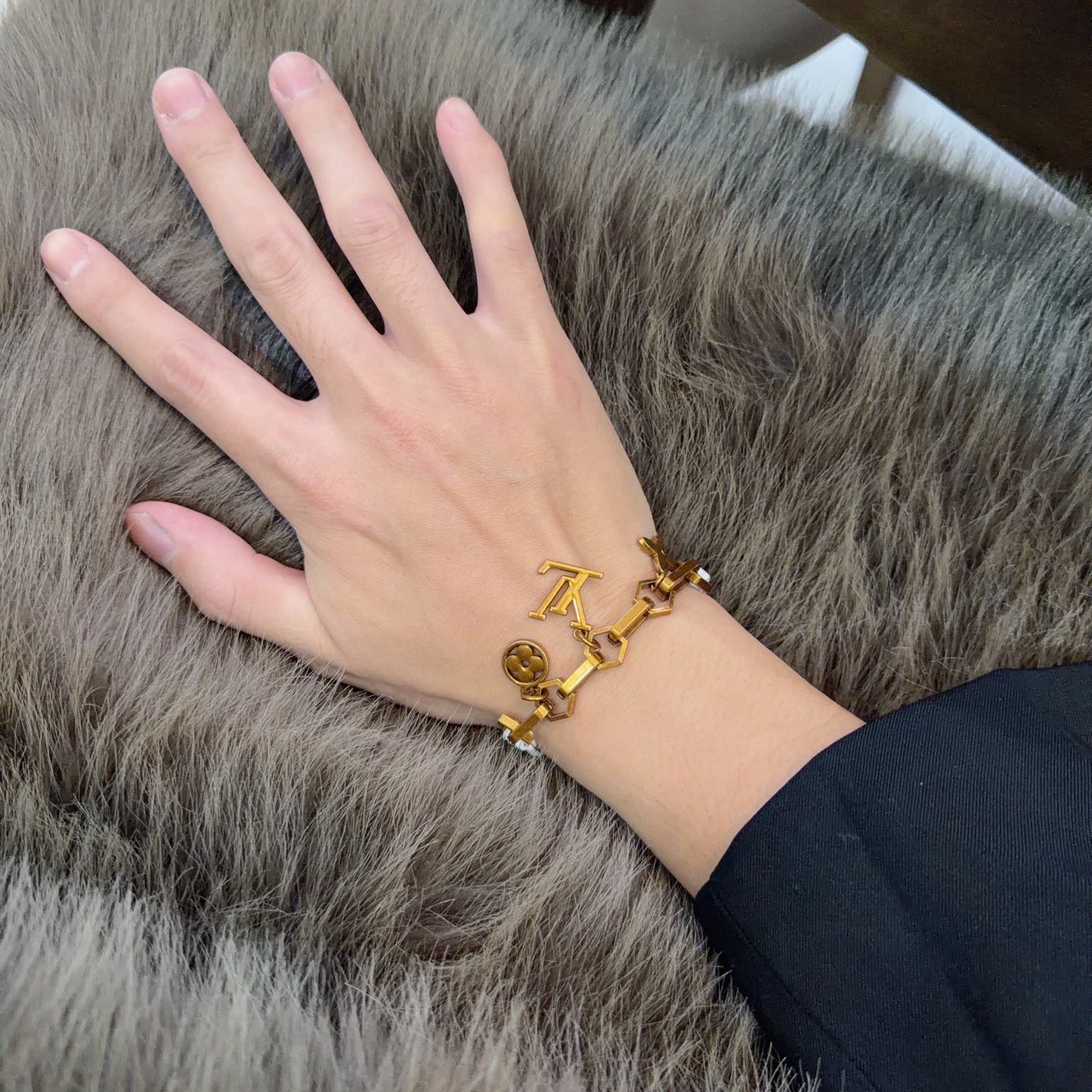 Louis Vuitton LV · 루이비통 뉴 모노그램 가죽 스트랩 팔찌 악세사리