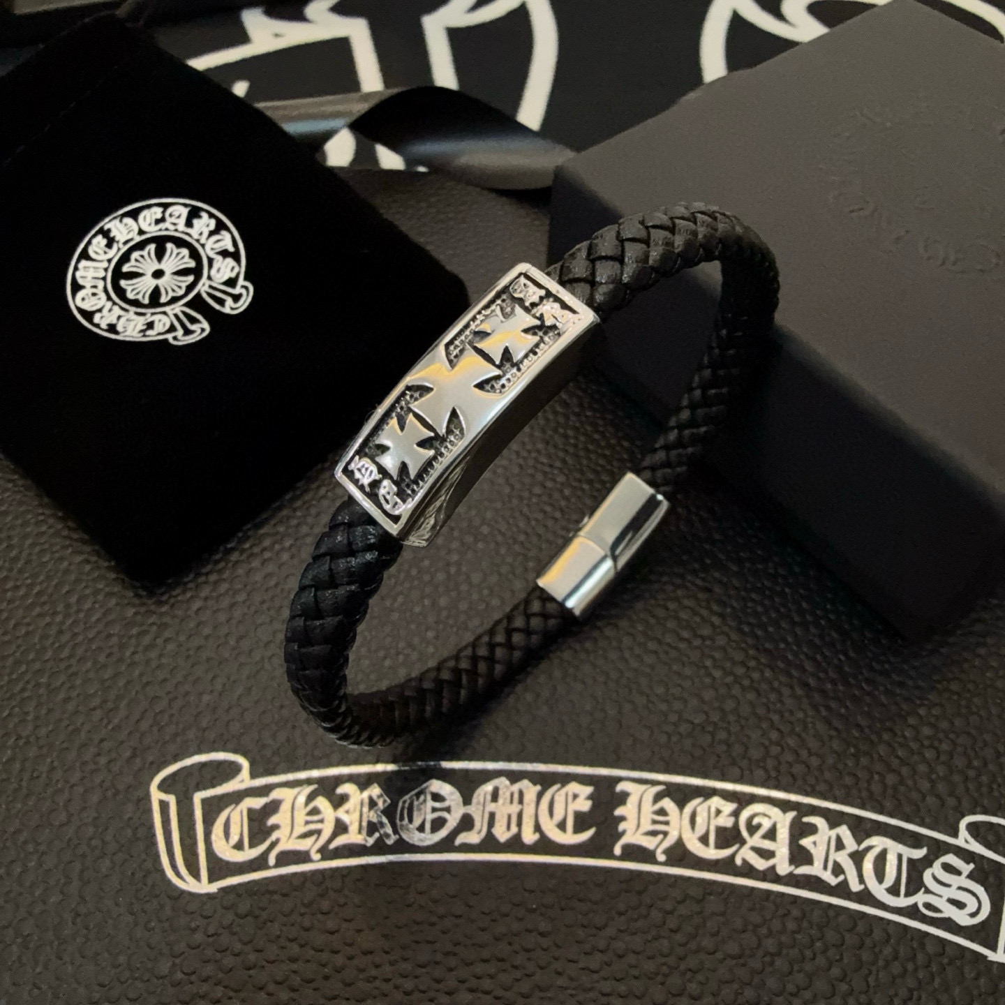 크롬하츠(Chrome Hearts) 십자가 가죽 코드 팔찌 악세사리
