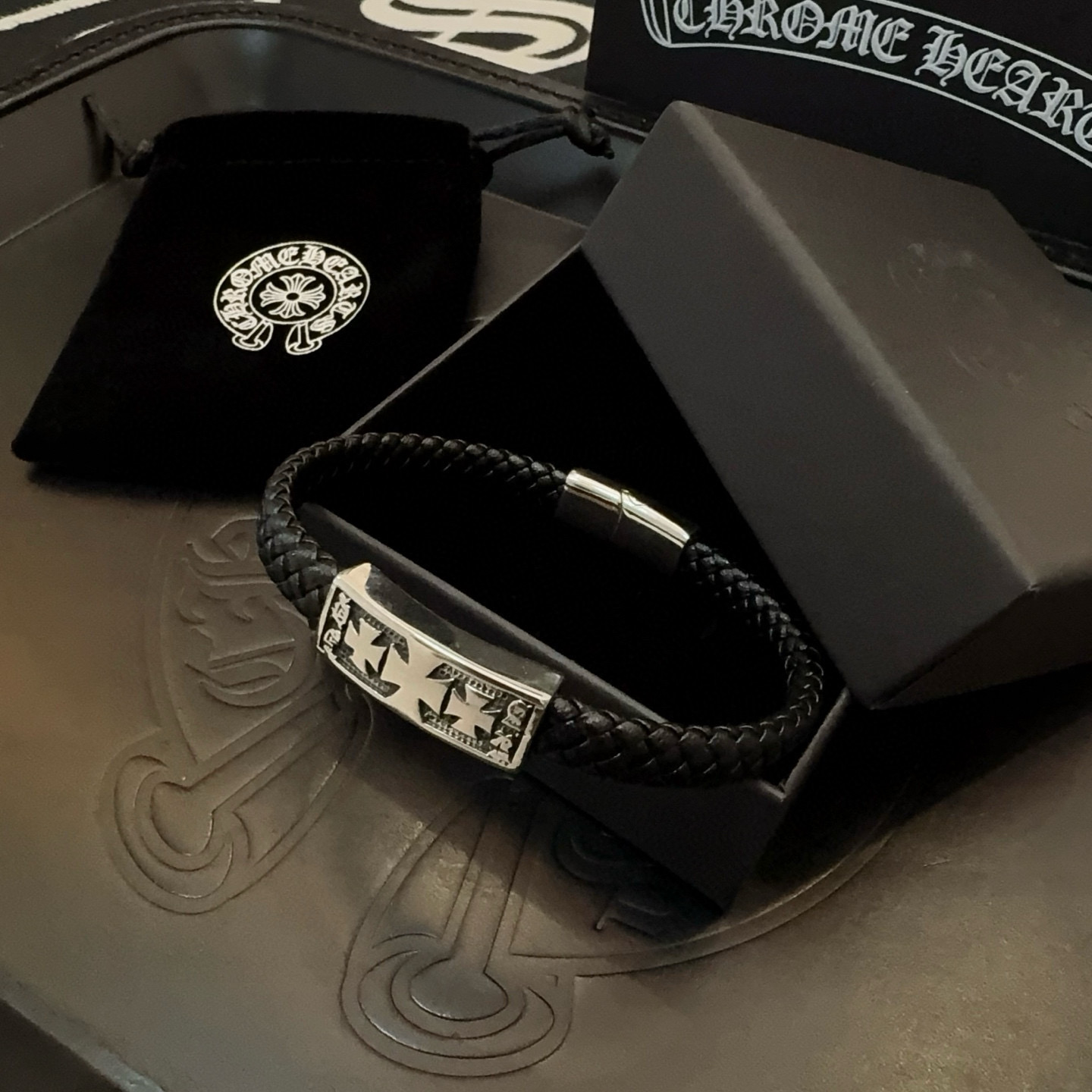 크롬하츠(Chrome Hearts) 십자가 가죽 코드 팔찌 악세사리